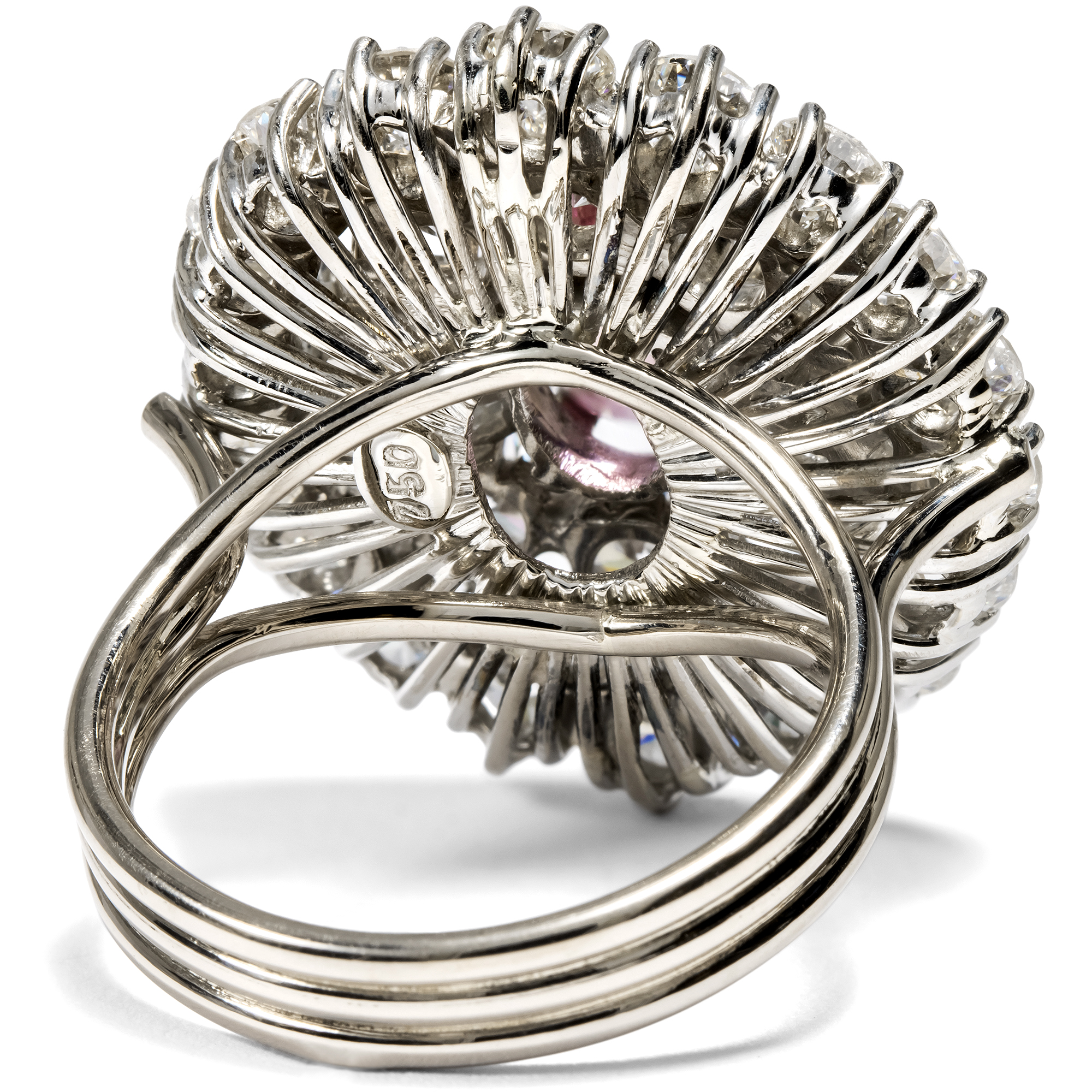 Prachtvoller vintage Ring mit Padparadscha-Saphir & Diamanten, um 1965 & später Prachtvoller vintage Ring mit Padparadscha-Saphir & Diamanten, um 1965 & später