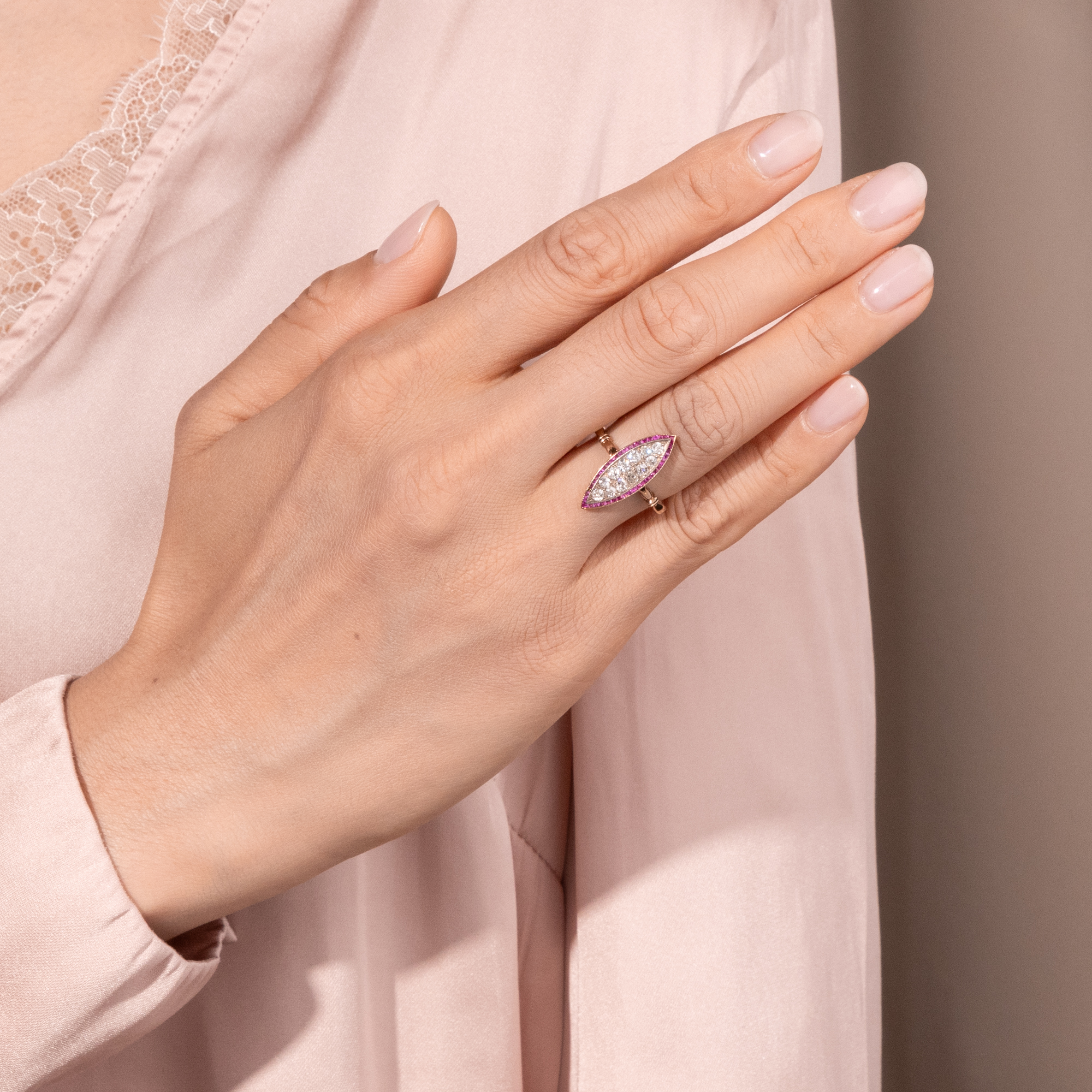 Antiker „Marquise“-Ring mit Diamanten & Rubinen, um 1915 Antiker „Marquise“-Ring mit Diamanten & Rubinen, um 1915