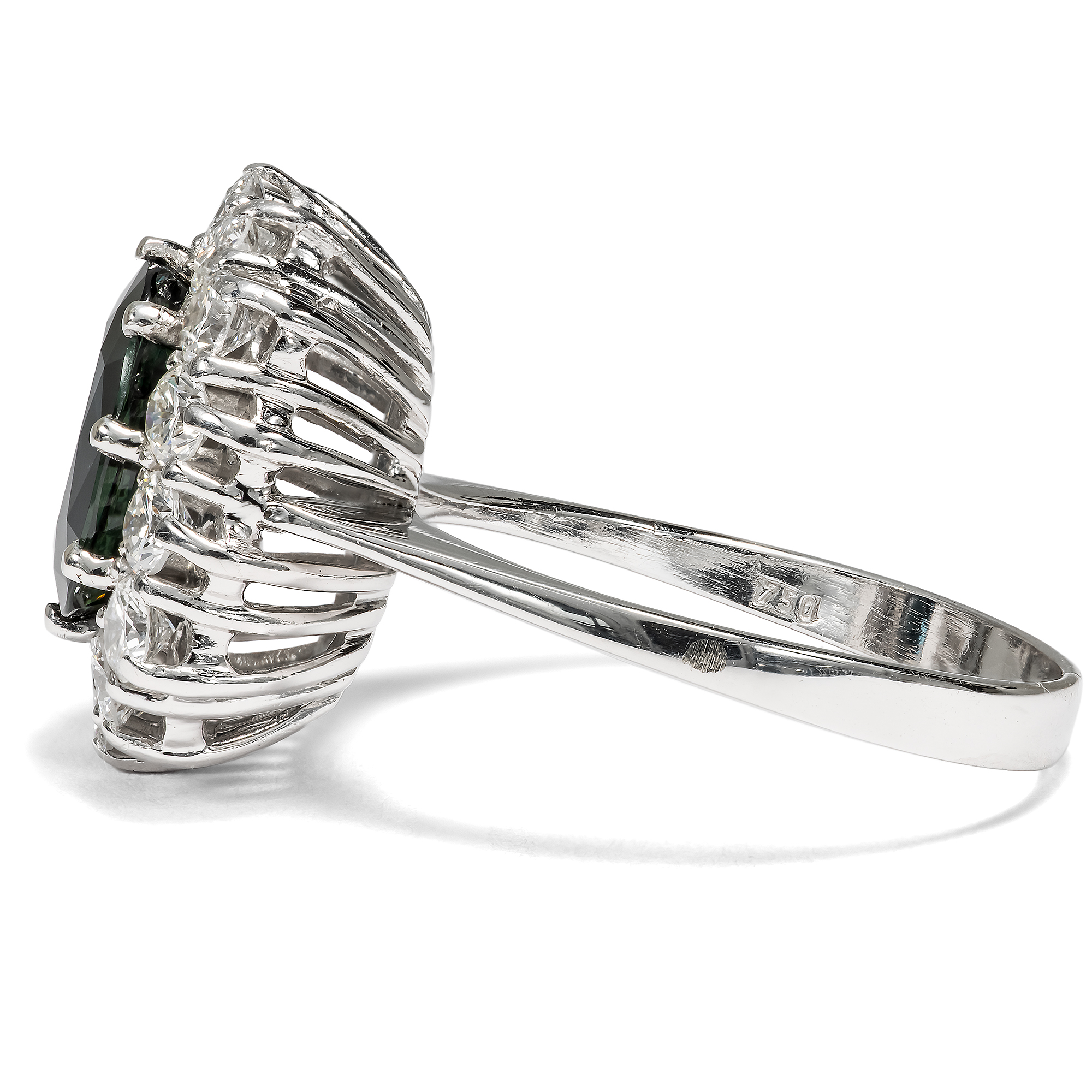 Luxurious Sapphire and Diamond Cluster Ring in White Gold, c. 1970 Luxurious Sapphire and Diamond Cluster Ring in White Gold, c. 1970
