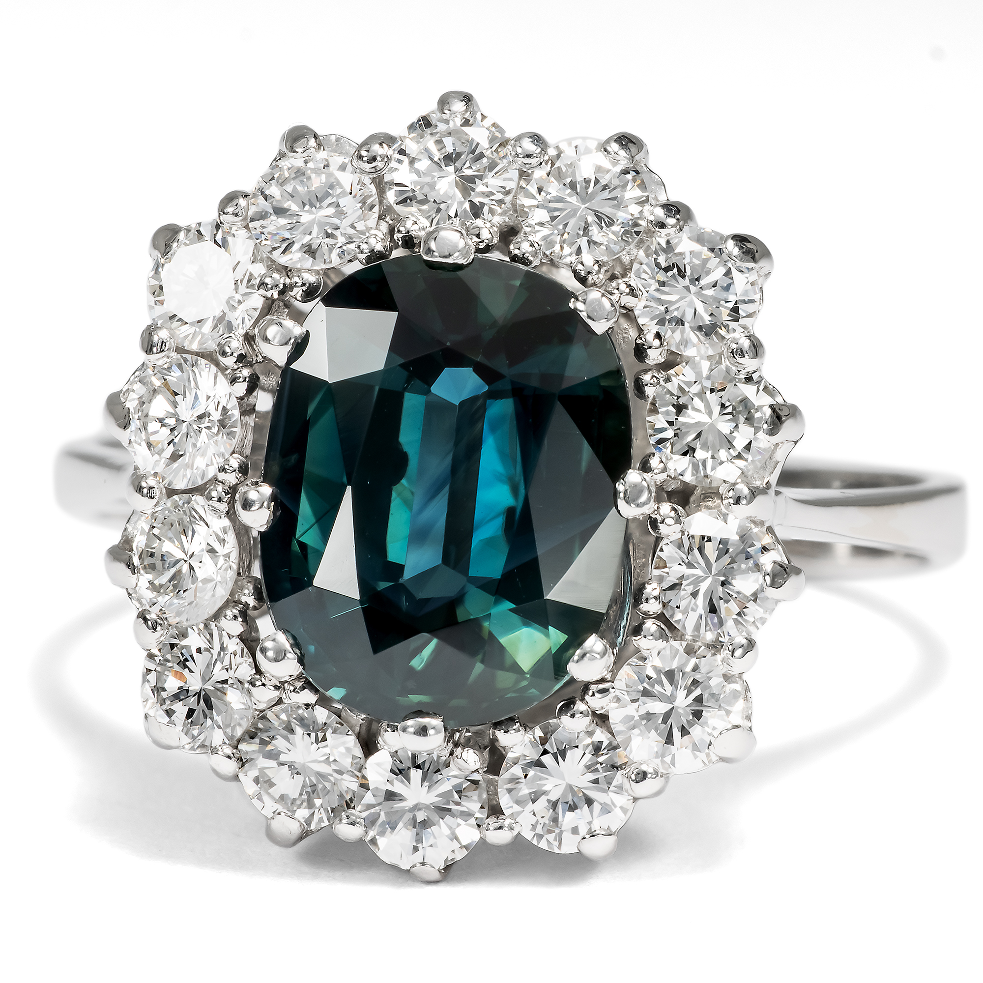 Luxurious Sapphire and Diamond Cluster Ring in White Gold, c. 1970 Luxurious Sapphire and Diamond Cluster Ring in White Gold, c. 1970