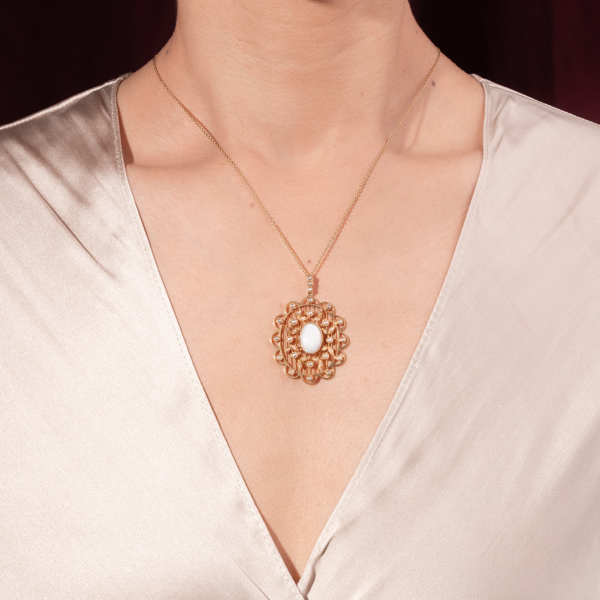 Antiker Anhänger mit australischem Opal & Perlen in Gold, um 1900 Antiker Anhänger mit australischem Opal & Perlen in Gold, um 1900