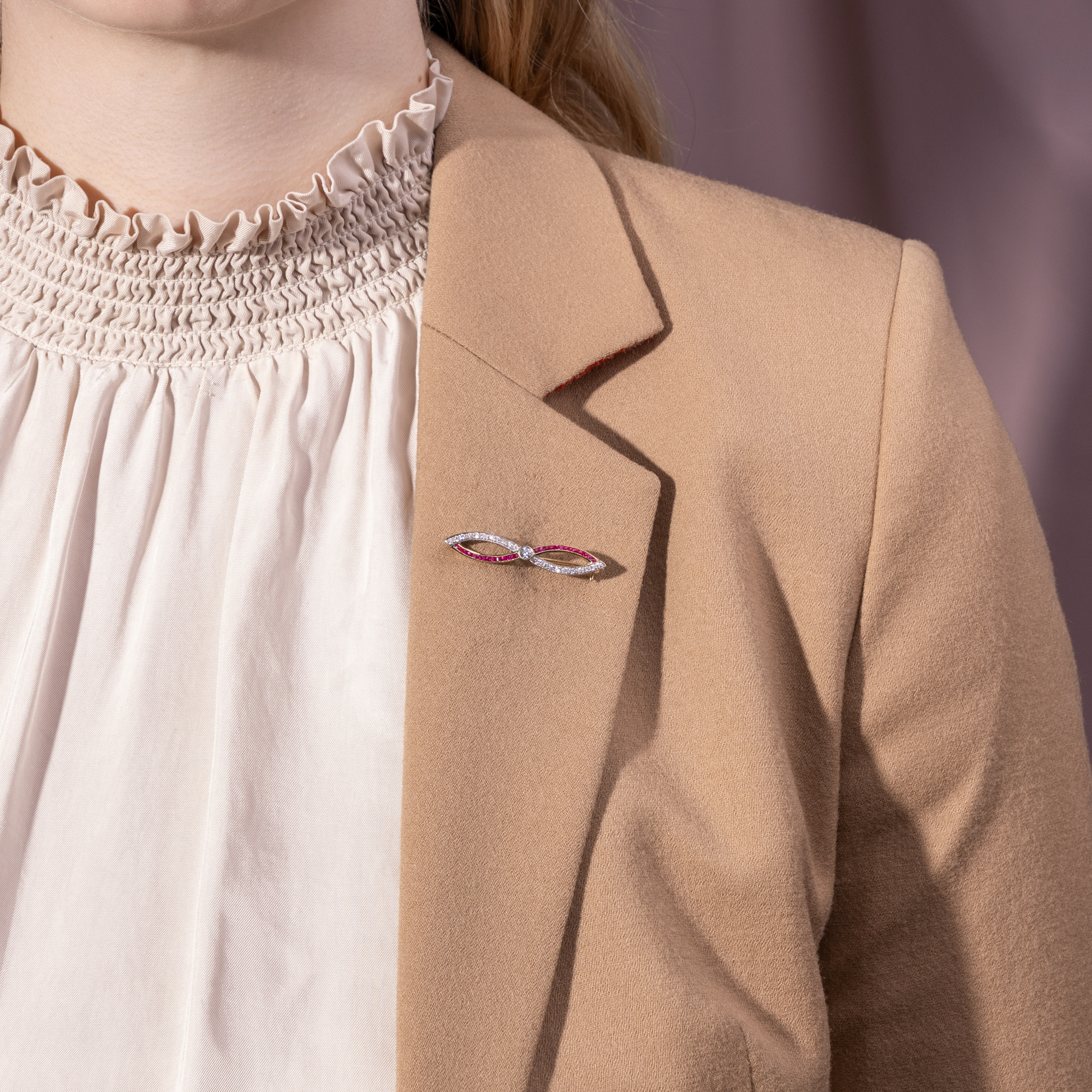 VIntage Brosche mit kalibrierten Rubinen & Diamanten in Gold, um 1985 VIntage Brosche mit kalibrierten Rubinen & Diamanten in Gold, um 1985