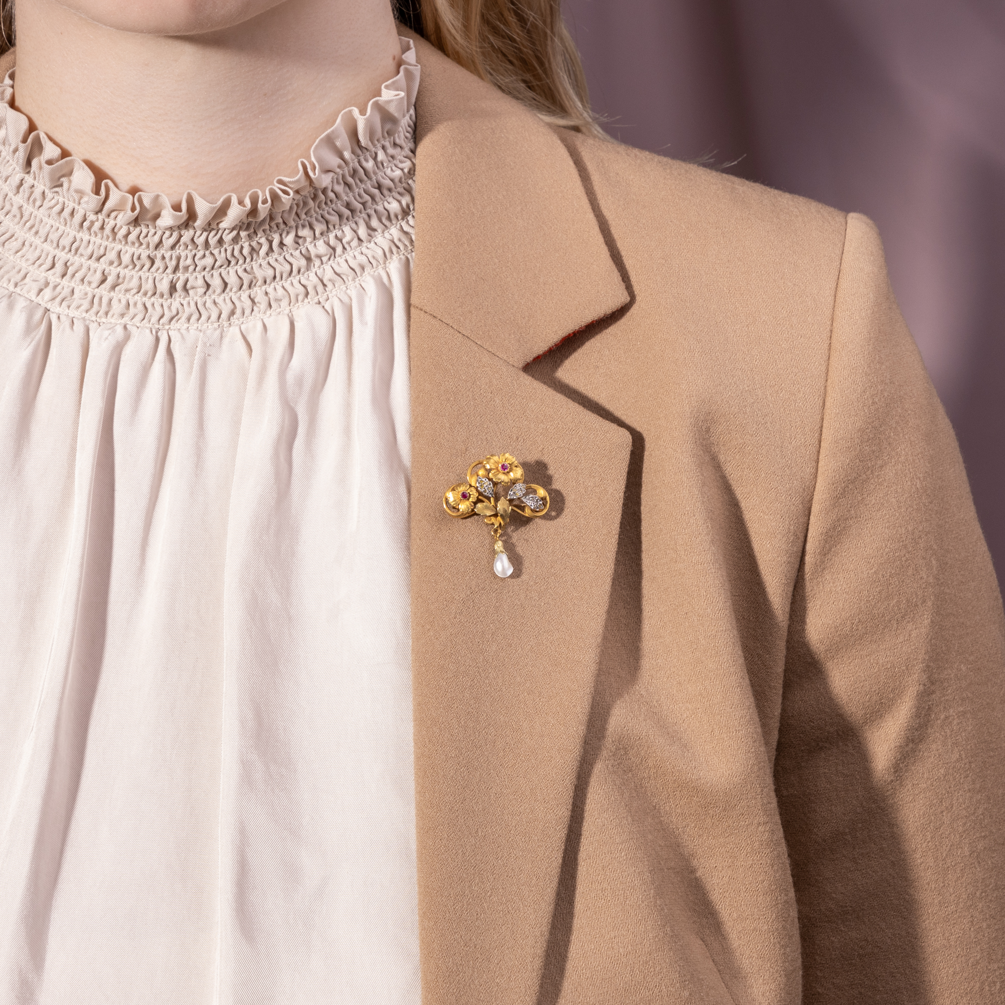 Antike Brosche mit Rubinen, Diamanten & „Antillenperle“, Paris um 1910 Antike Brosche mit Rubinen, Diamanten & „Antillenperle“, Paris um 1910