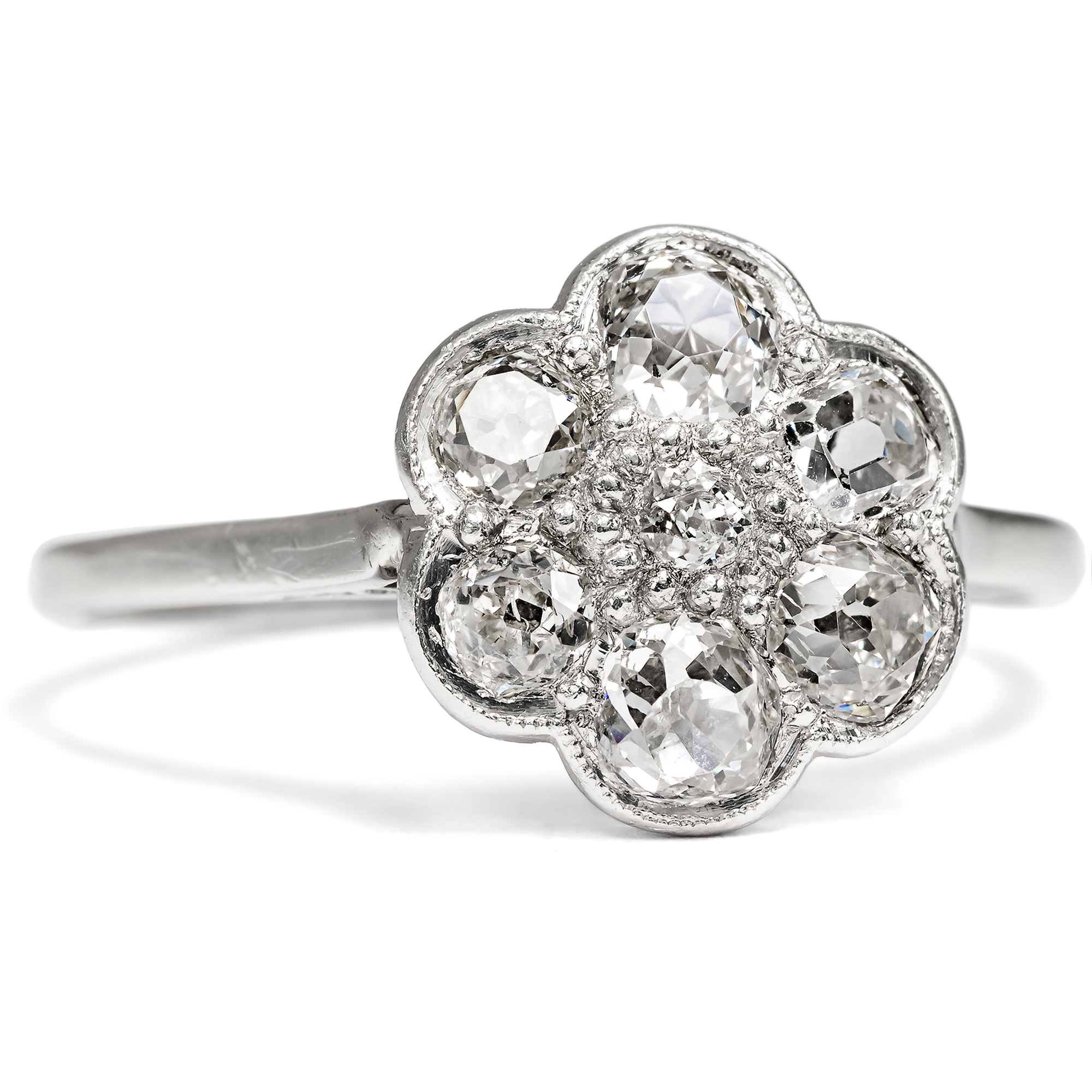 Antiker „Daisy“-Ring aus Weißgold mit Diamanten im Altschliff, um 1925 Antiker „Daisy“-Ring aus Weißgold mit Diamanten im Altschliff, um 1925