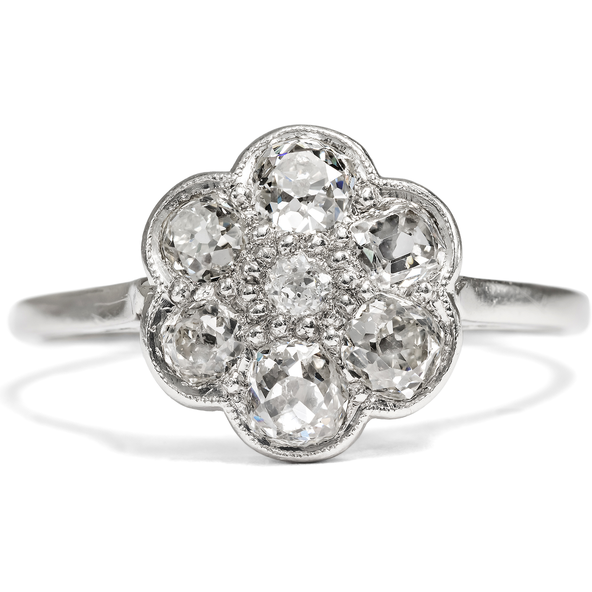Antiker „Daisy“-Ring aus Weißgold mit Diamanten im Altschliff, um 1925 Antiker „Daisy“-Ring aus Weißgold mit Diamanten im Altschliff, um 1925