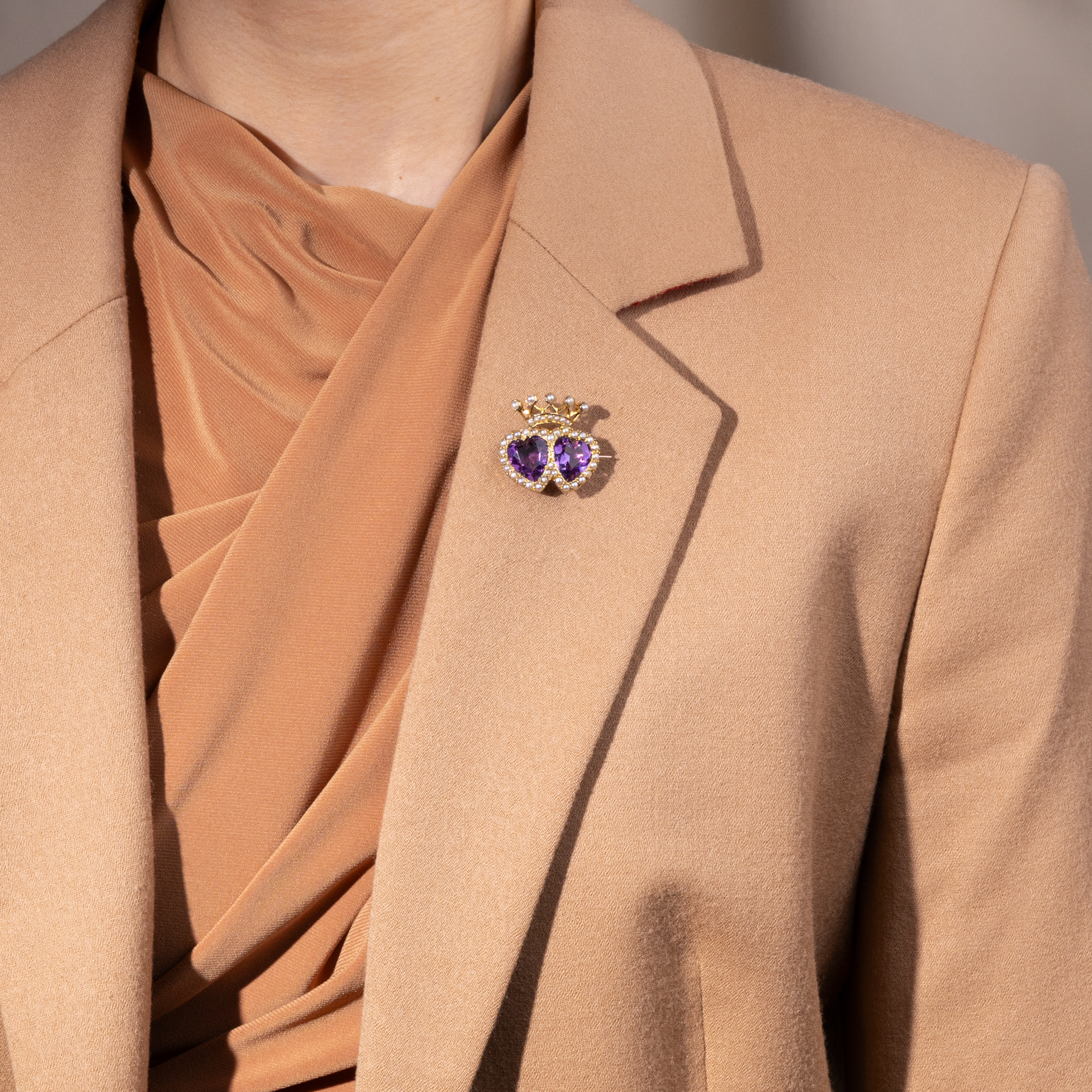 Romantische Amethyst- & Naturperlen Brosche mit zwei Herzen, Großbritannien um 1890 Romantische Amethyst- & Naturperlen Brosche mit zwei Herzen, Großbritannien um 1890