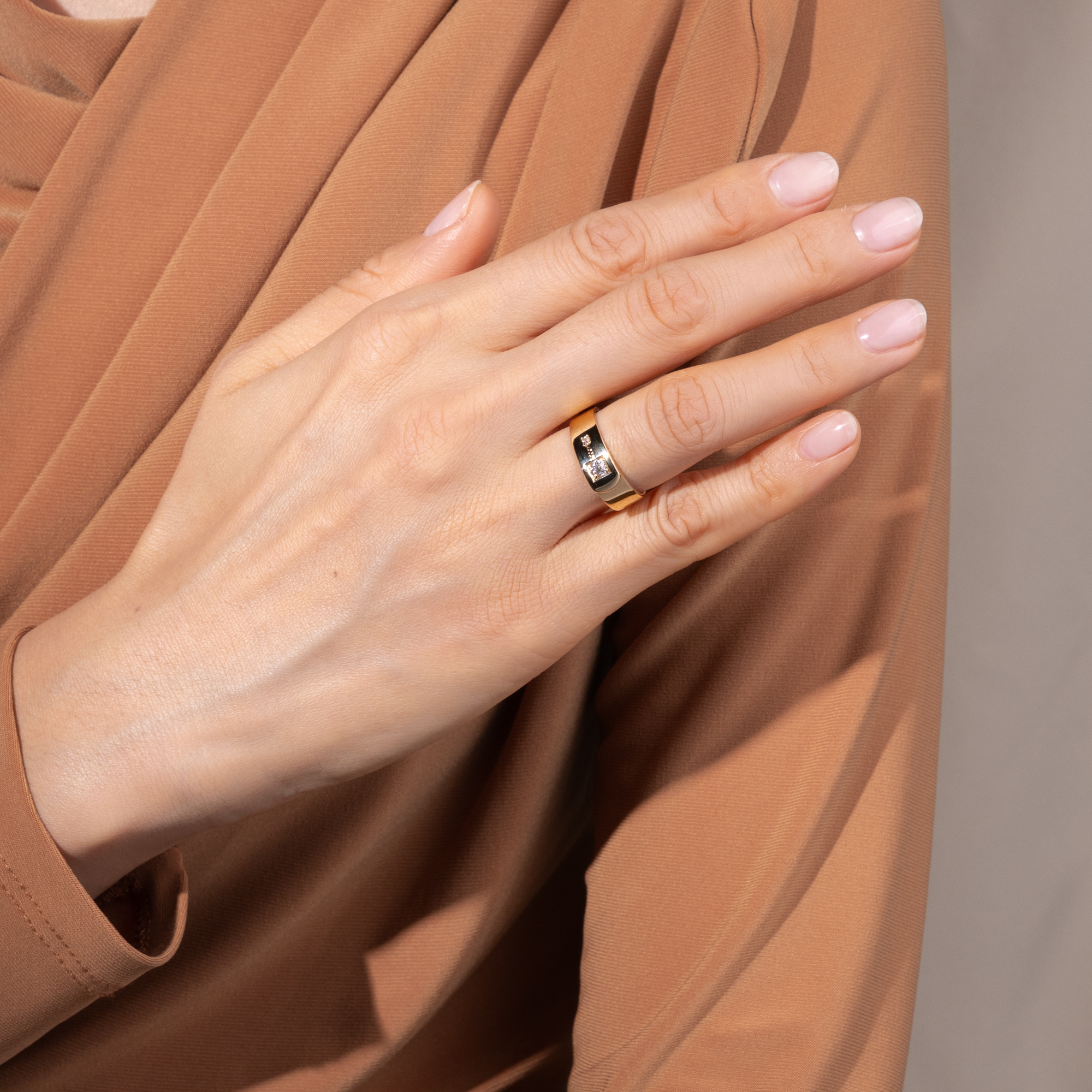 Victorian Belt Ring in High-Carat Gold with Diamonds, London 1879 Victorian Belt Ring in High-Carat Gold with Diamonds, London 1879