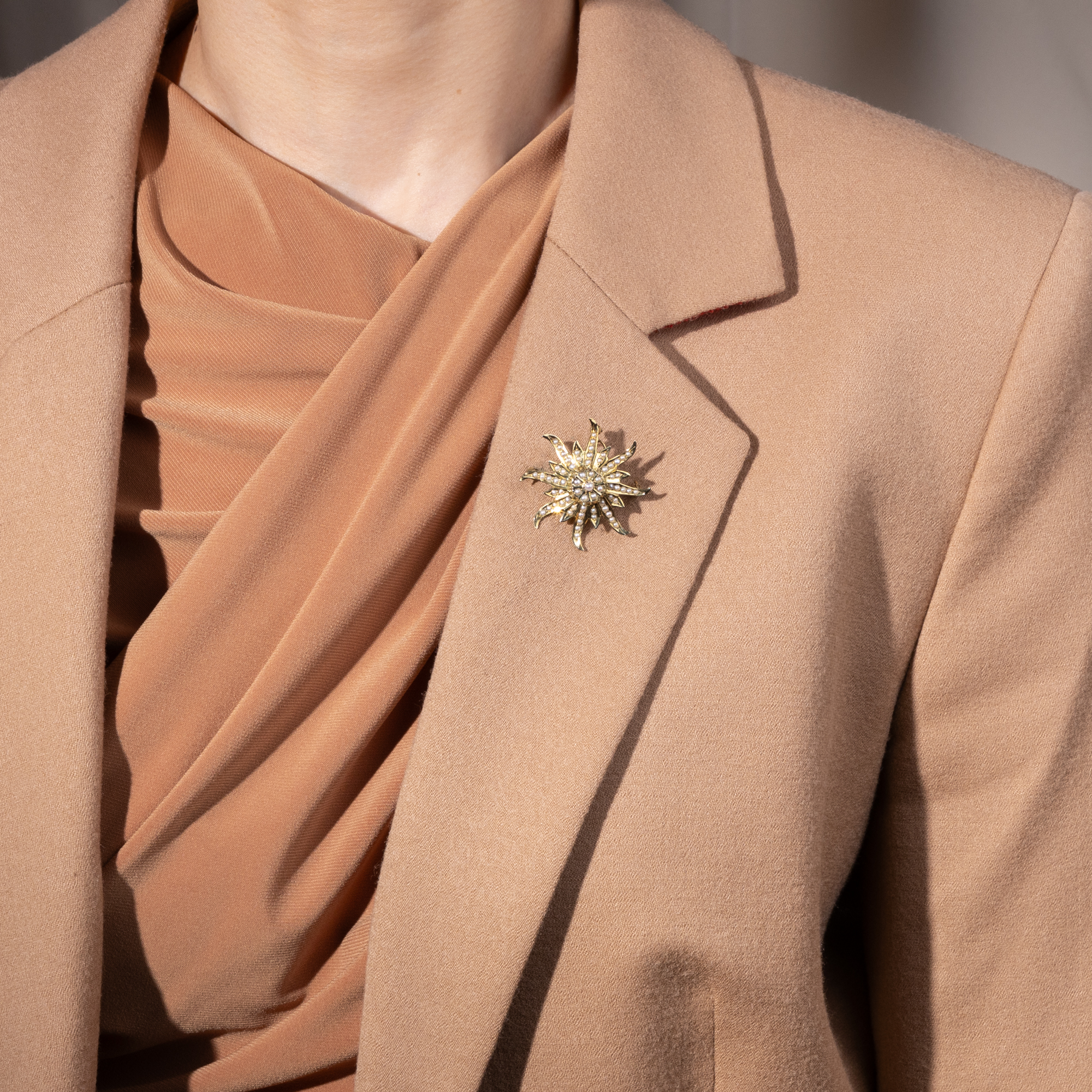 Antique Pendant-Brooch with Natural Pearls in Gold, New York, c. 1900 Antique Pendant-Brooch with Natural Pearls in Gold, New York, c. 1900