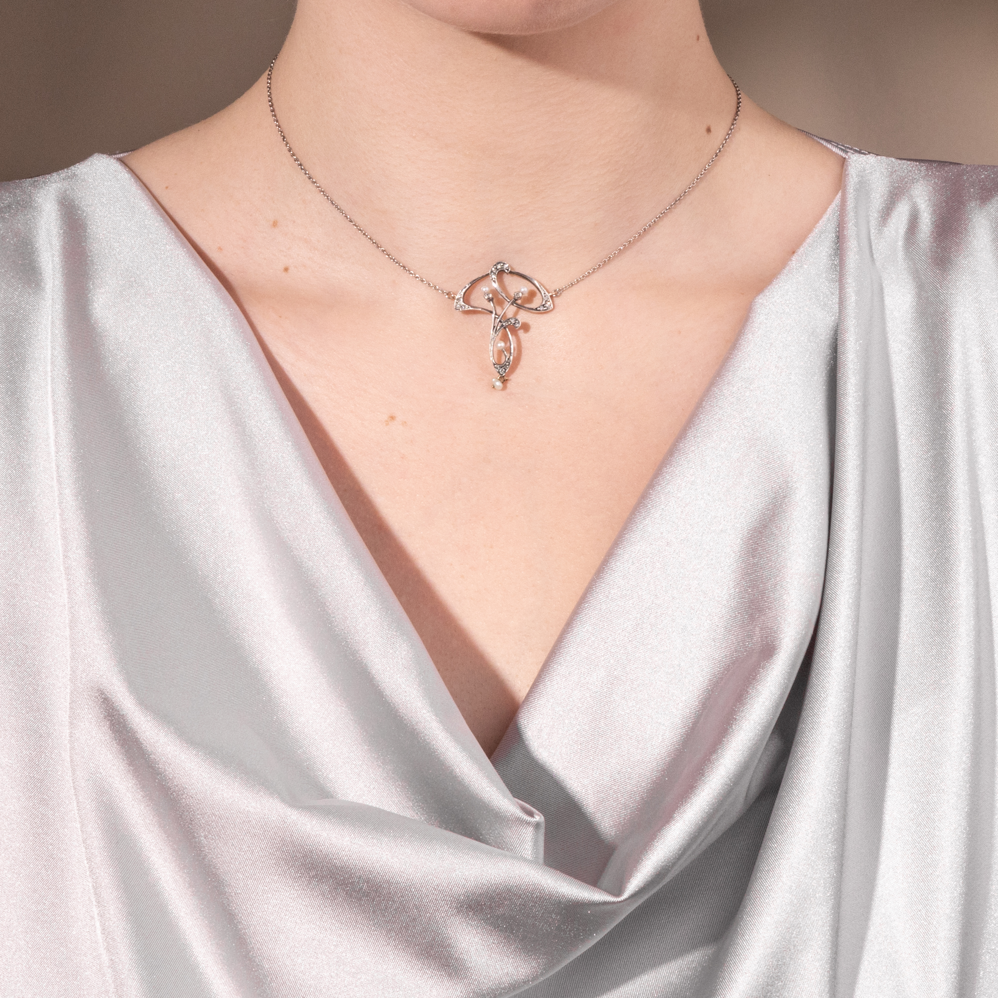 Halsnahes Jugendstil Collier mit Perlen & Diamanten in Gold & Silber, um 1905 Halsnahes Jugendstil Collier mit Perlen & Diamanten in Gold & Silber, um 1905