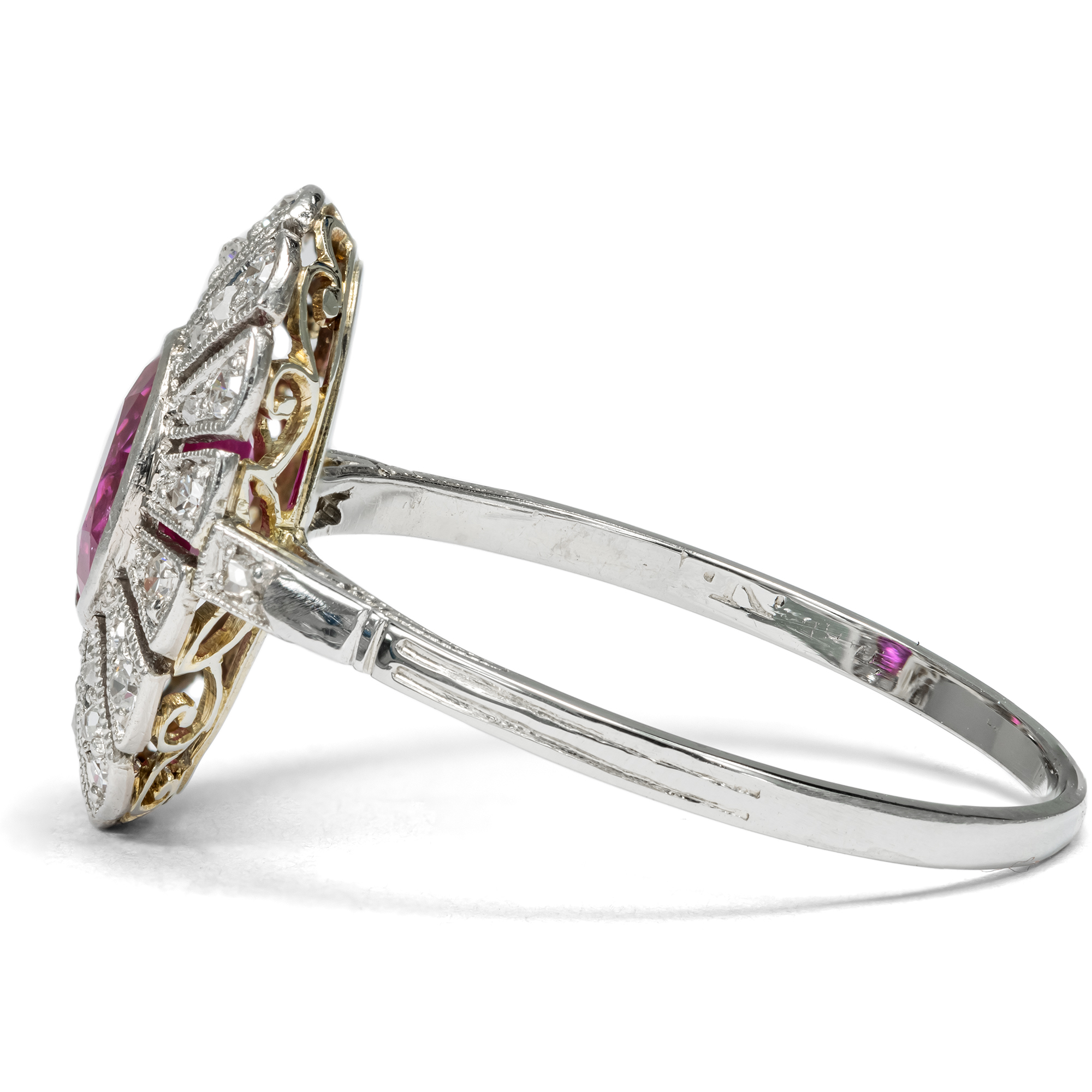 Antiker Ring mit unbehandeltem Rubin aus Burma & Diamanten, um 1925 Antiker Ring mit unbehandeltem Rubin aus Burma & Diamanten, um 1925