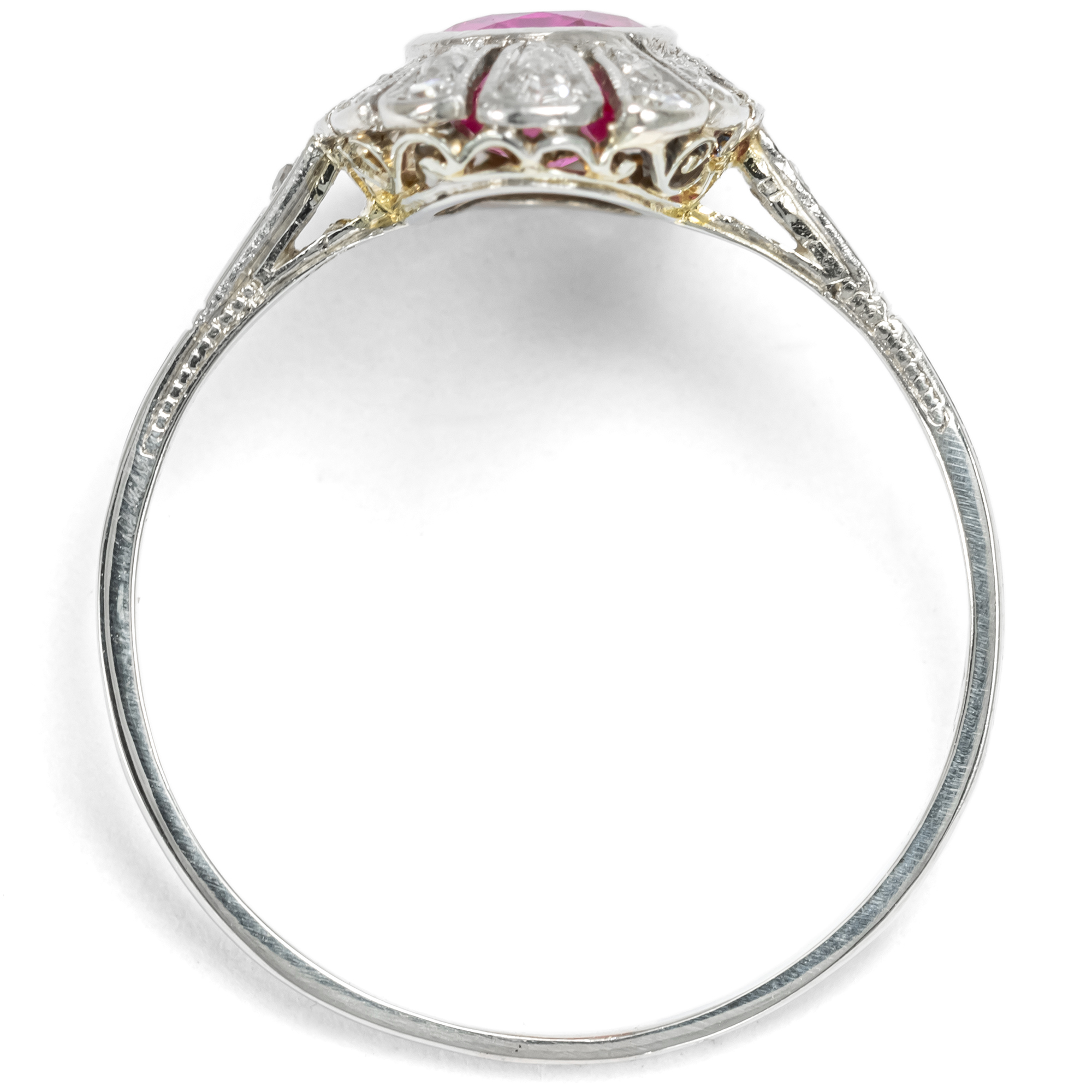 Antiker Ring mit unbehandeltem Rubin aus Burma & Diamanten, um 1925 Antiker Ring mit unbehandeltem Rubin aus Burma & Diamanten, um 1925