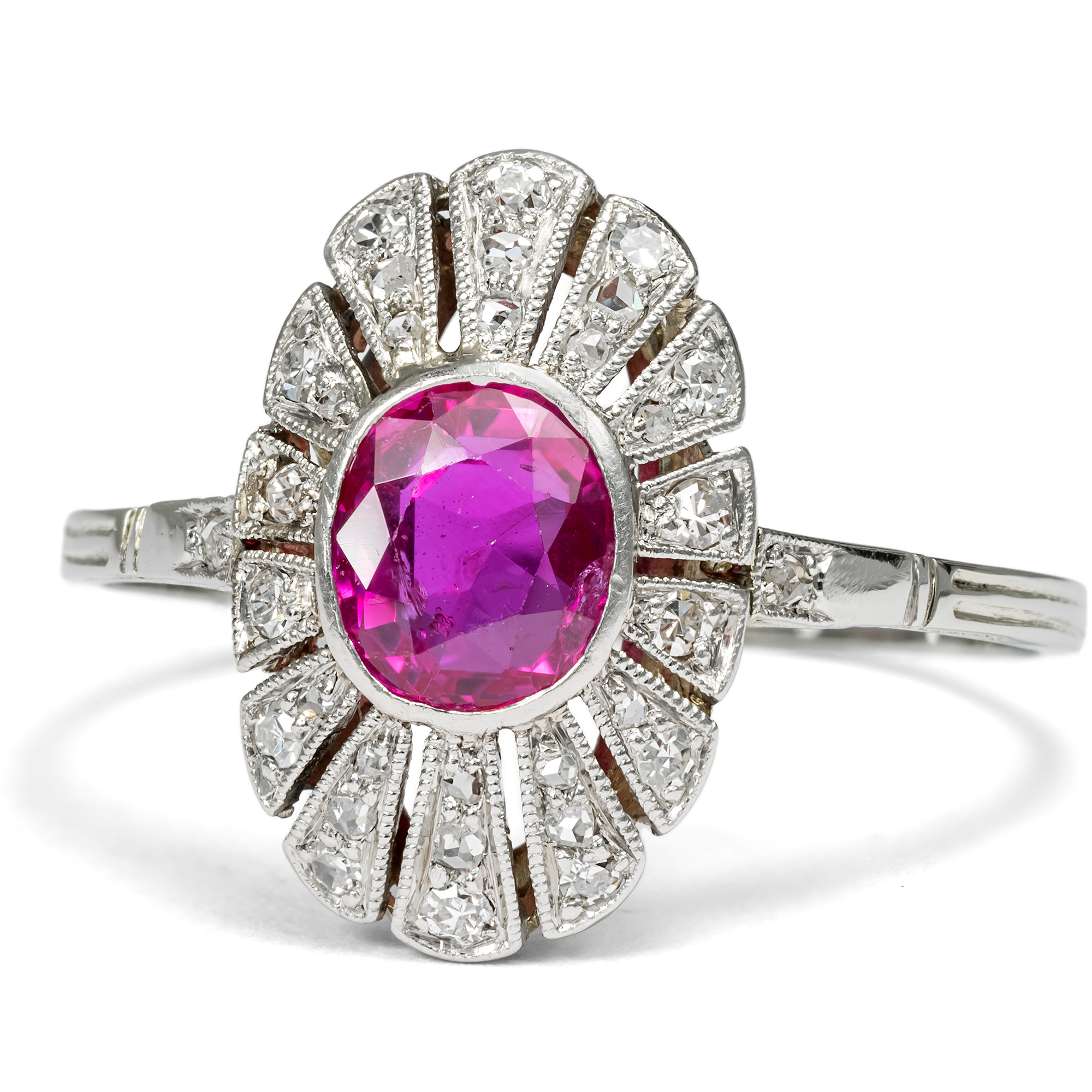 Antiker Ring mit unbehandeltem Rubin aus Burma & Diamanten, um 1925 Antiker Ring mit unbehandeltem Rubin aus Burma & Diamanten, um 1925