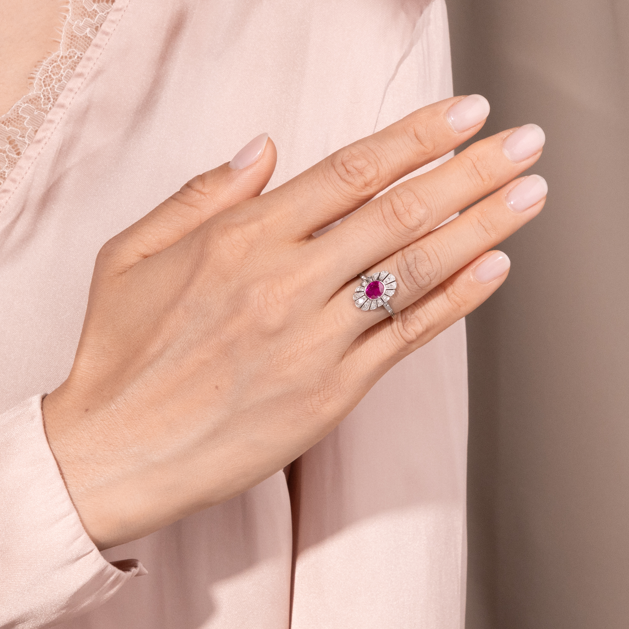 Antiker Ring mit unbehandeltem Rubin aus Burma & Diamanten, um 1925 Antiker Ring mit unbehandeltem Rubin aus Burma & Diamanten, um 1925