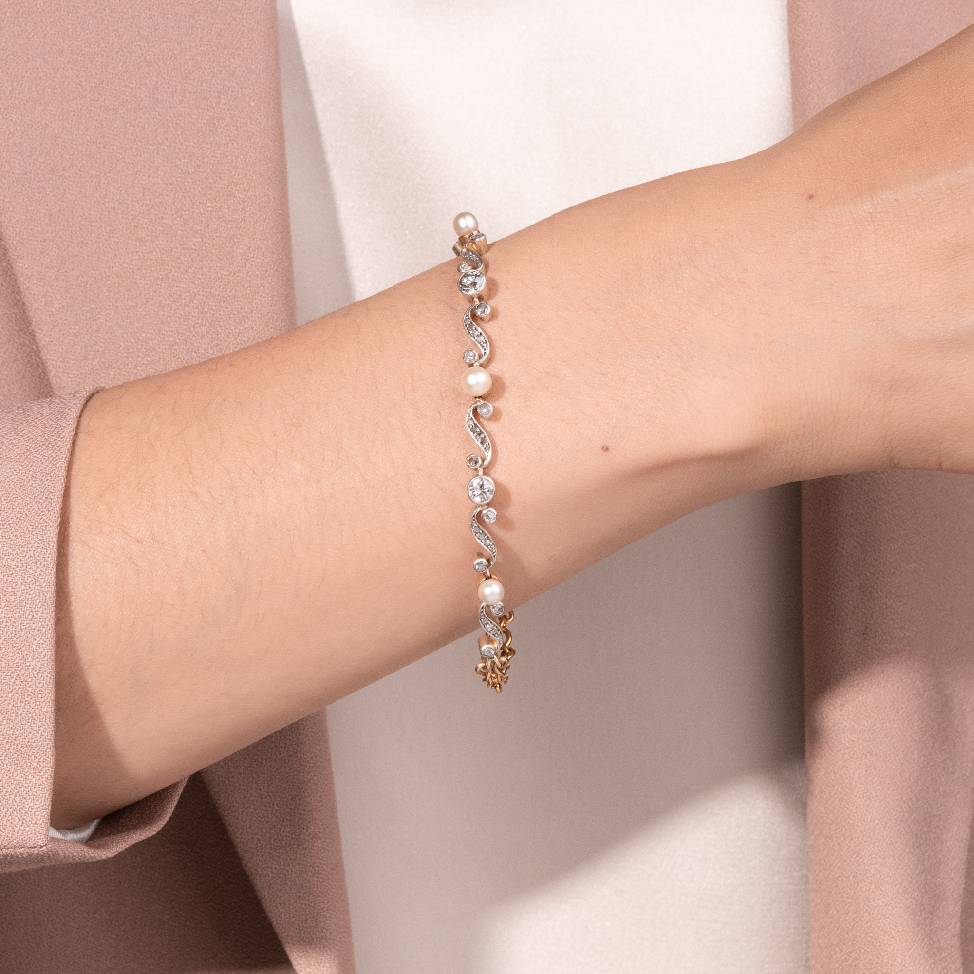 Zartes antikes Armband mit Diamanten & Naturperlen, um 1905 Zartes antikes Armband mit Diamanten & Naturperlen, um 1905