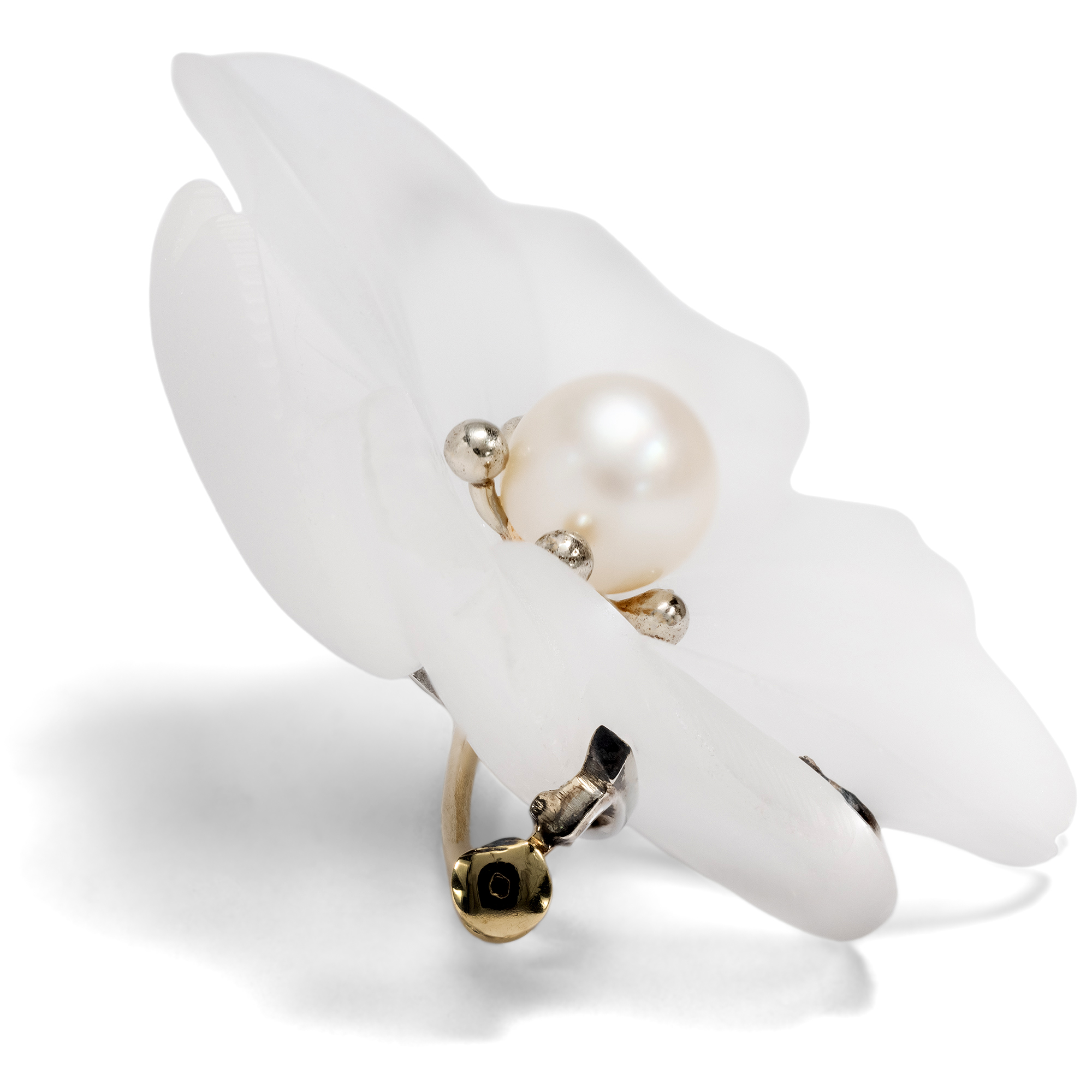 Naturalistische Brosche aus Bergkristall mit Akoyaperle, um 1960 Naturalistische Brosche aus Bergkristall mit Akoyaperle, um 1960