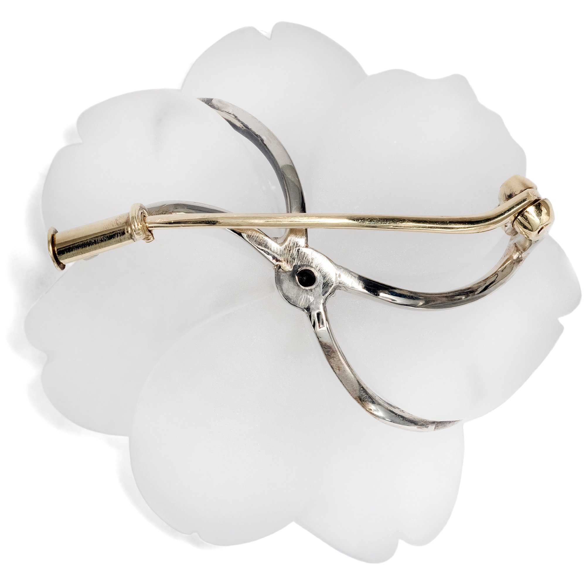 Naturalistische Brosche aus Bergkristall mit Akoyaperle, um 1960 Naturalistische Brosche aus Bergkristall mit Akoyaperle, um 1960