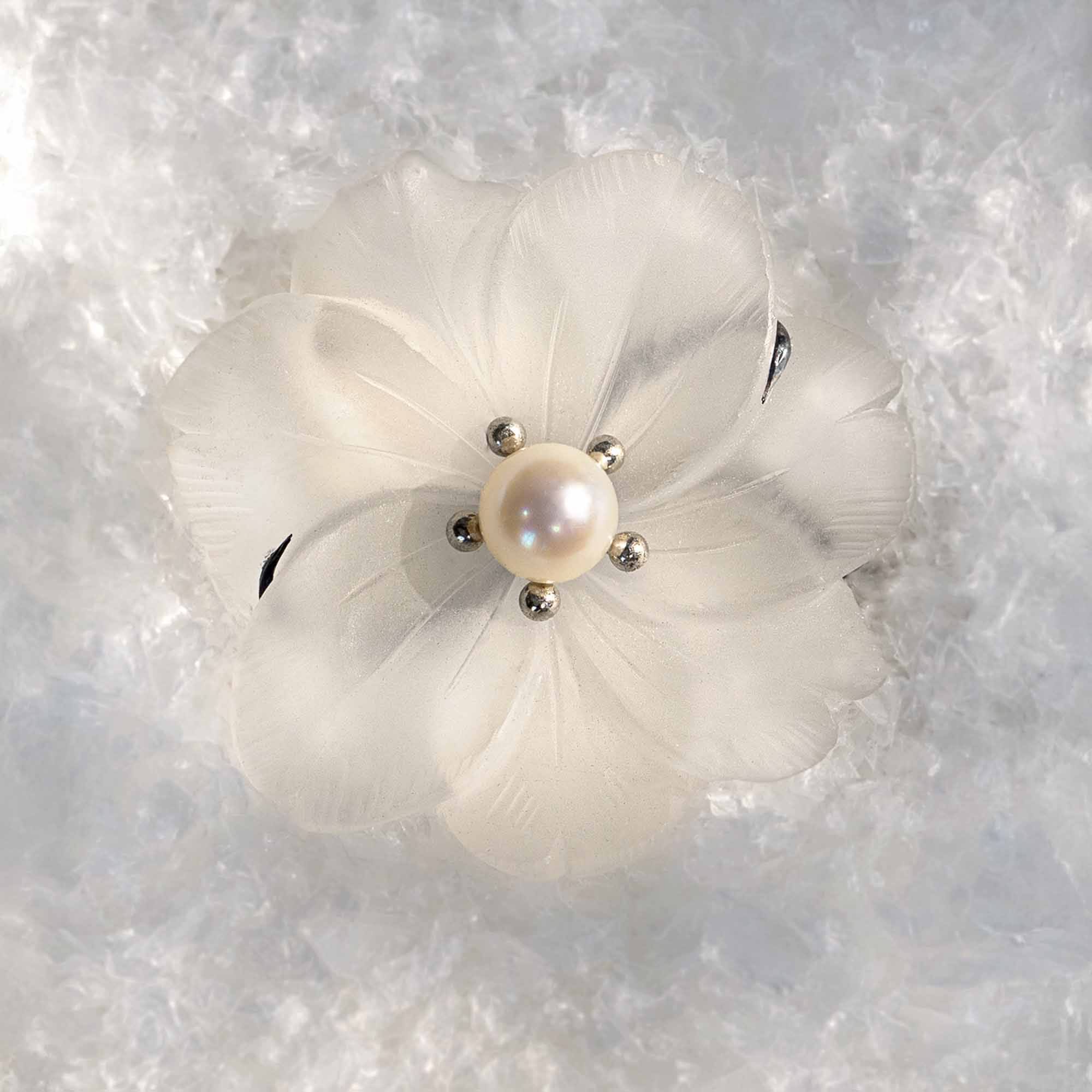 Naturalistische Brosche aus Bergkristall mit Akoyaperle, um 1960 Naturalistische Brosche aus Bergkristall mit Akoyaperle, um 1960