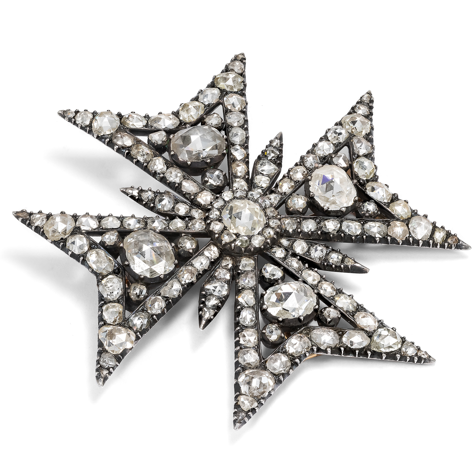 Prachtvolle Brosche in Form eines Tatzenkreuzes mit 15,10 ct Diamantrosen, erstes Drittel des 19. Jh. Prachtvolle Brosche in Form eines Tatzenkreuzes mit 15,10 ct Diamantrosen, erstes Drittel des 19. Jh.
