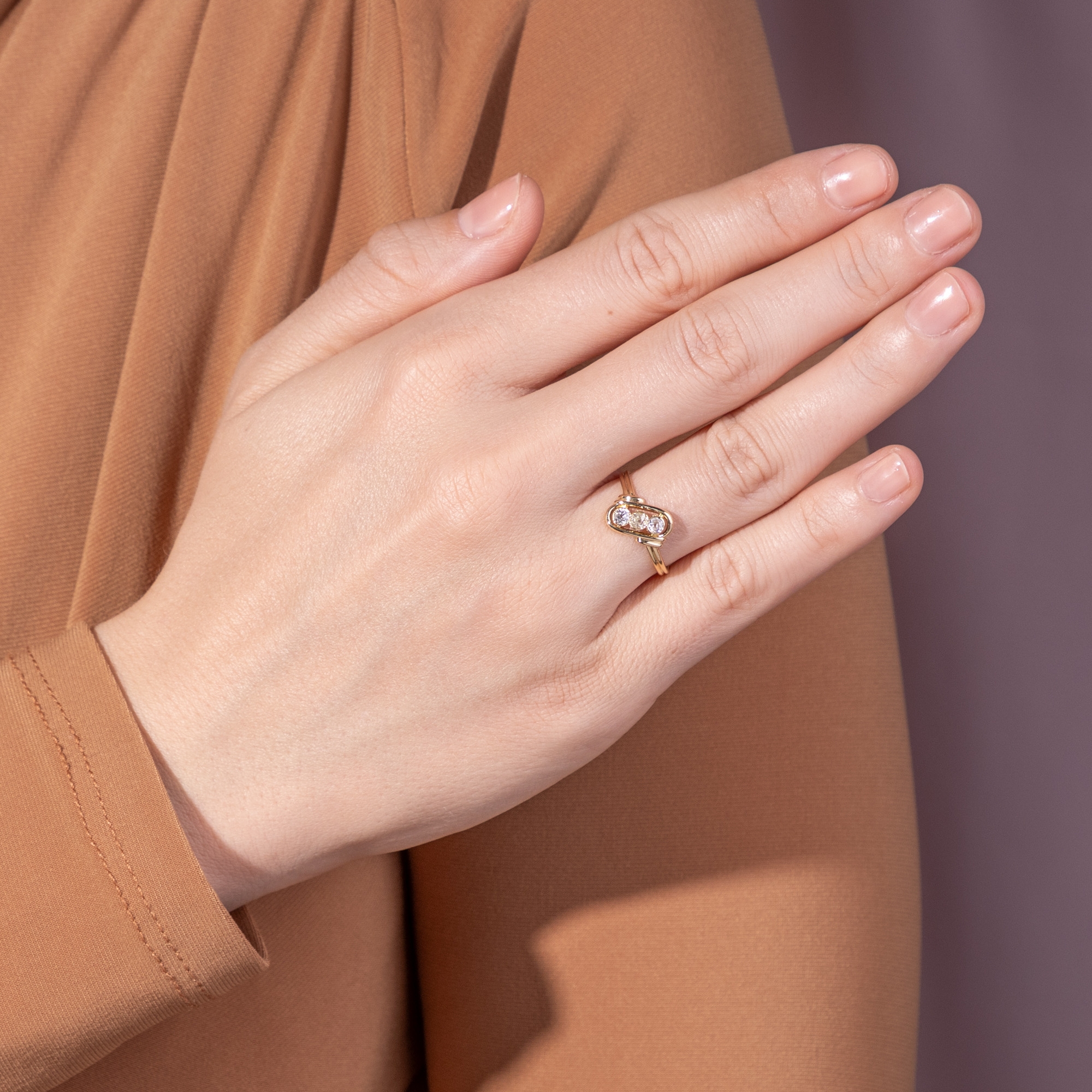 Zarter antiker„Trilogie“-Ring mit Diamanten in Gold, Deutschland um 1910 Zarter antiker„Trilogie“-Ring mit Diamanten in Gold, Deutschland um 1910