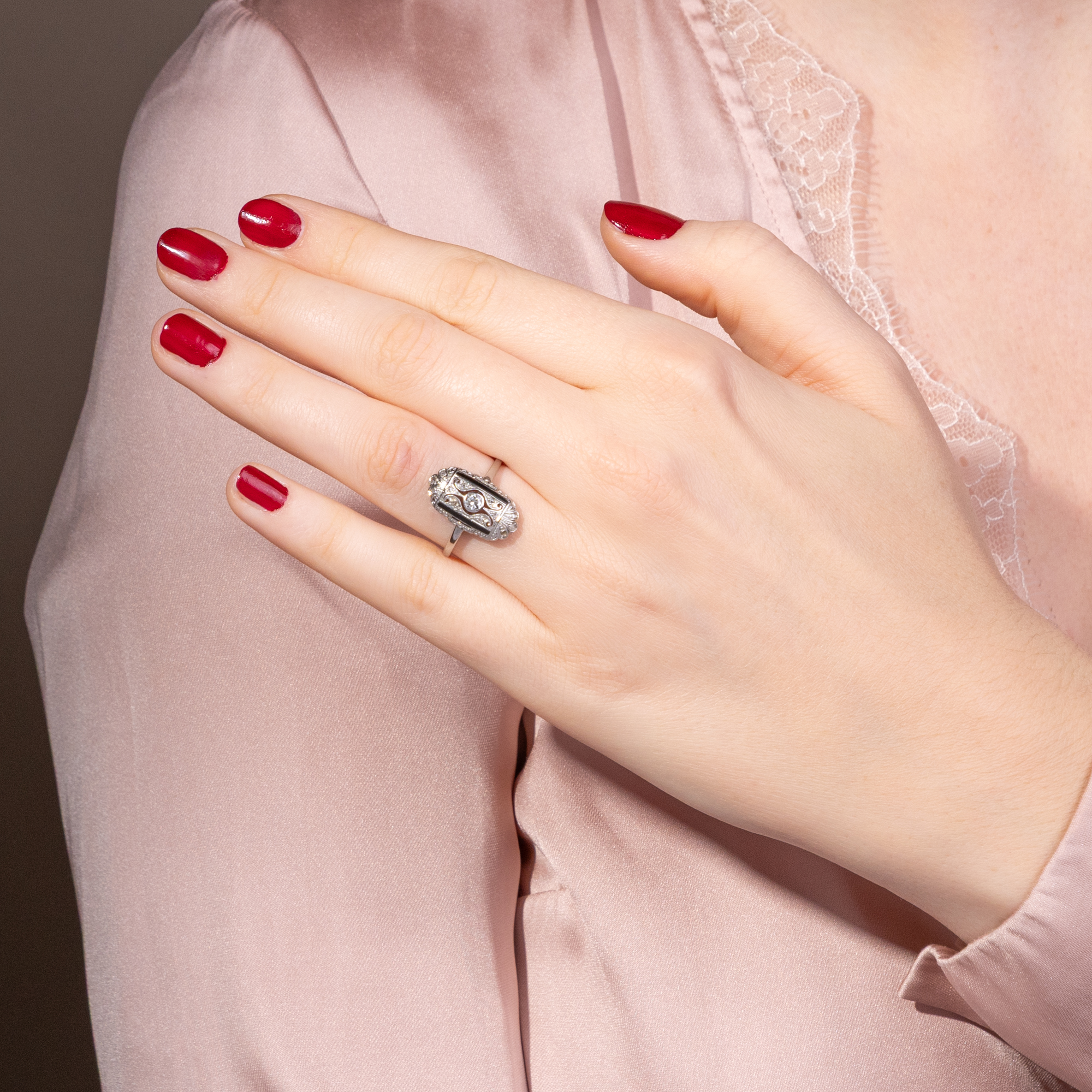 Eleganter Ring des Art Déco mit Onyx & Diamanten, um 1925 Eleganter Ring des Art Déco mit Onyx & Diamanten, um 1925