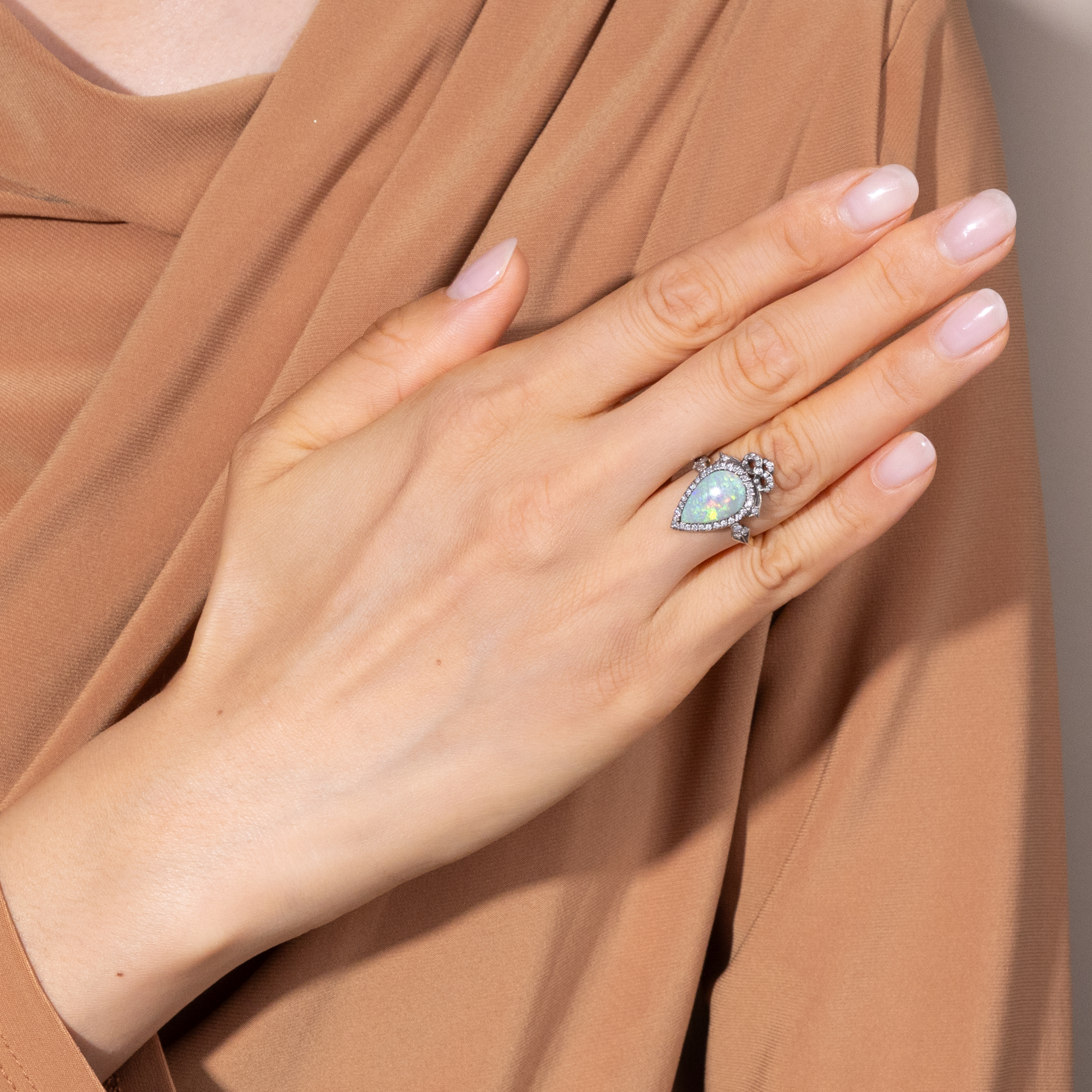 Moderner Ring in viktorianischen Formen mit Opal & Diamanten, um 2010 Moderner Ring in viktorianischen Formen mit Opal & Diamanten, um 2010