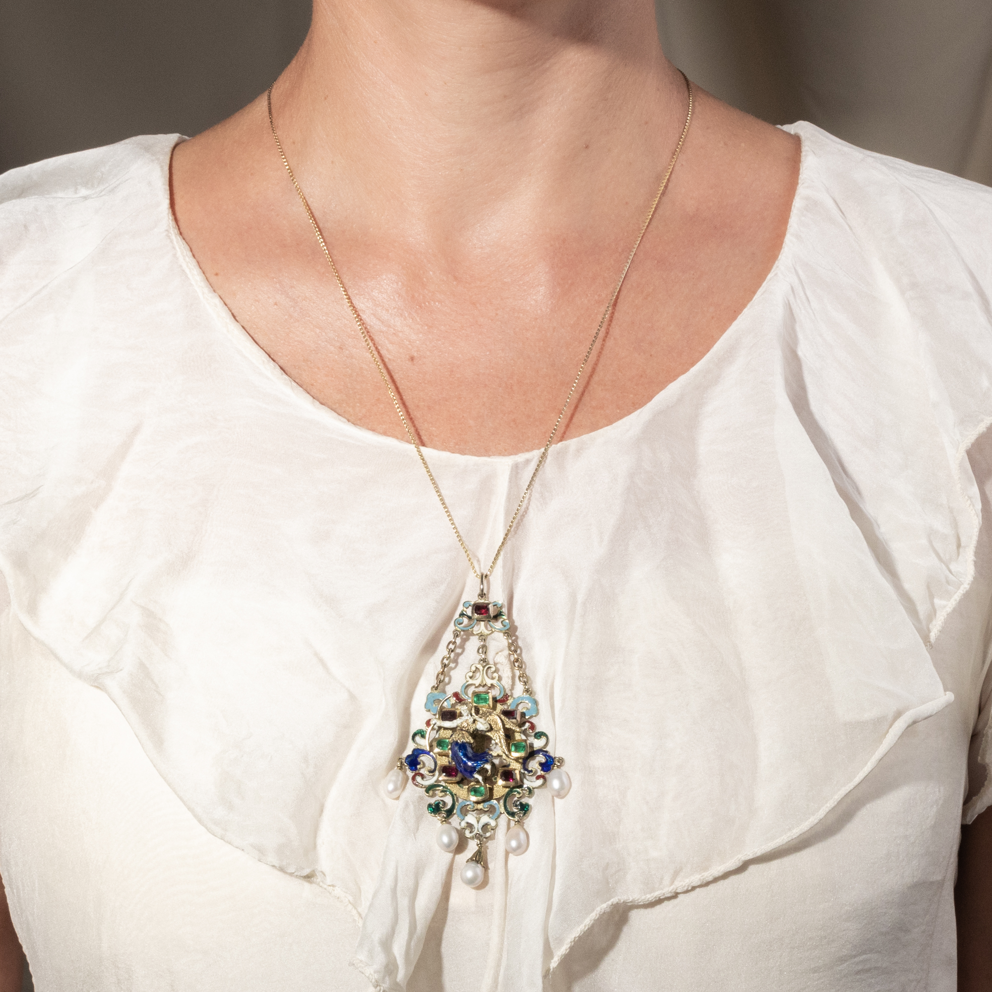 Anhänger der Neorenaissance mit Email, Perlen & Granaten in Silber, um 1880 Anhänger der Neorenaissance mit Email, Perlen & Granaten in Silber, um 1880