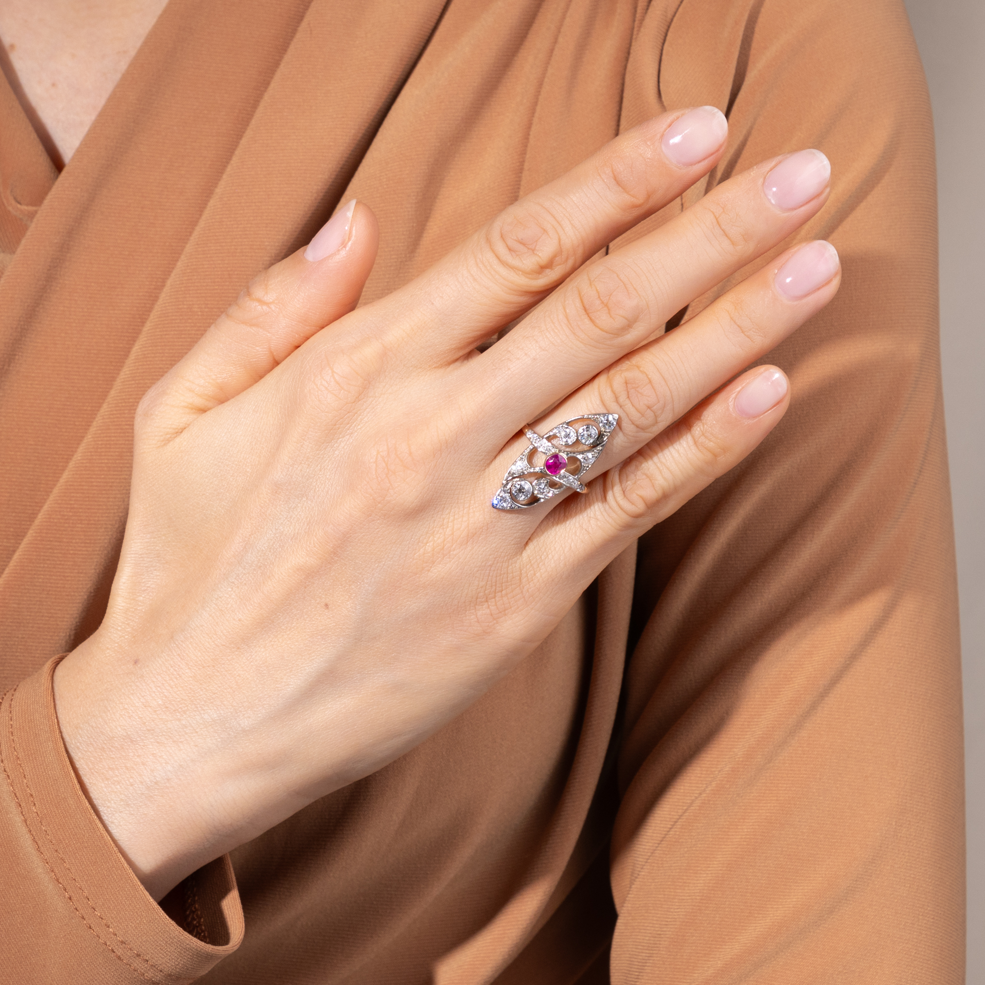 Antiker Ring mit Burma-Rubin & Diamanten in Silber auf Gold, um 1900 Antiker Ring mit Burma-Rubin & Diamanten in Silber auf Gold, um 1900