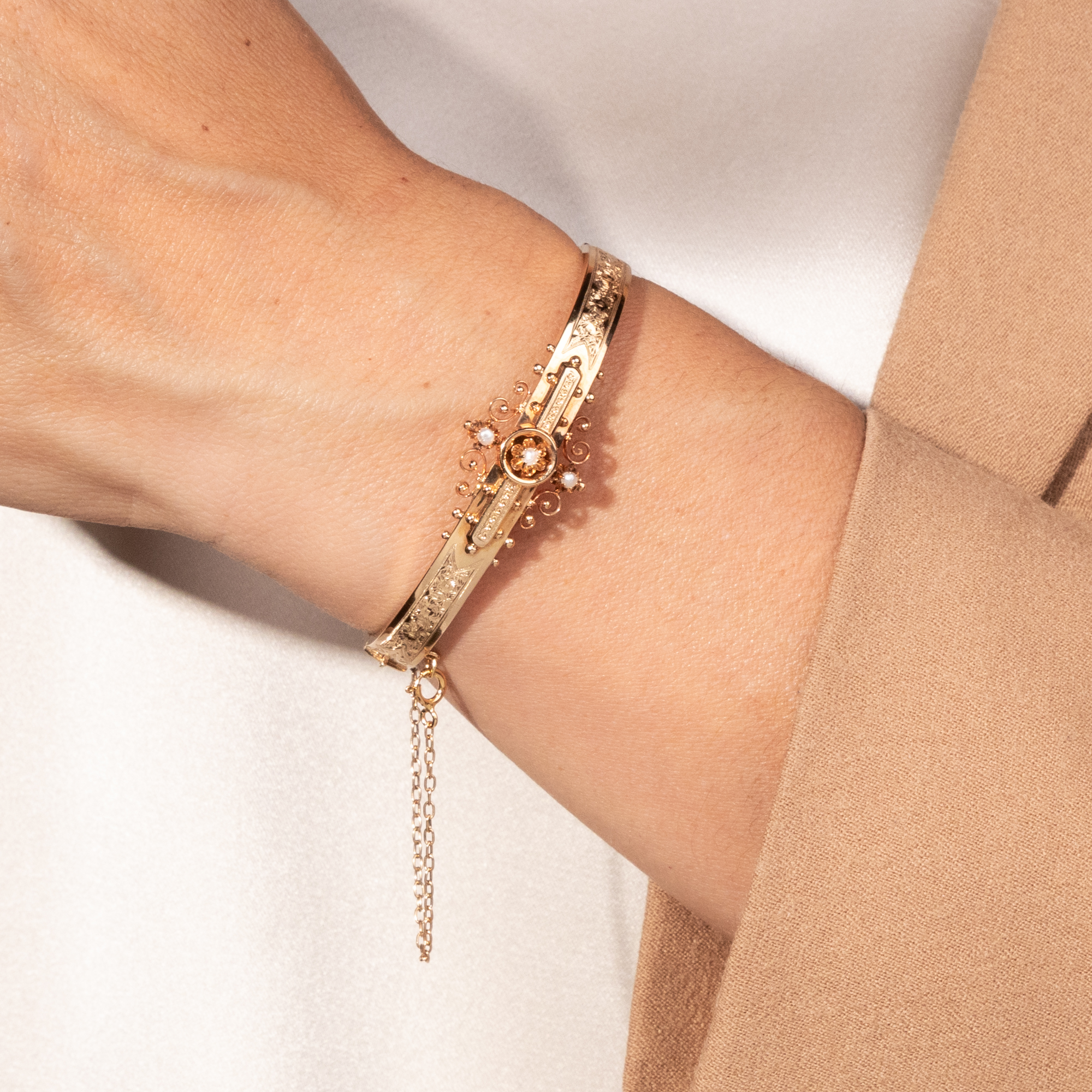 Antiker Armreif des Historismus aus Gold & Perlen, um 1890 Antiker Armreif des Historismus aus Gold & Perlen, um 1890