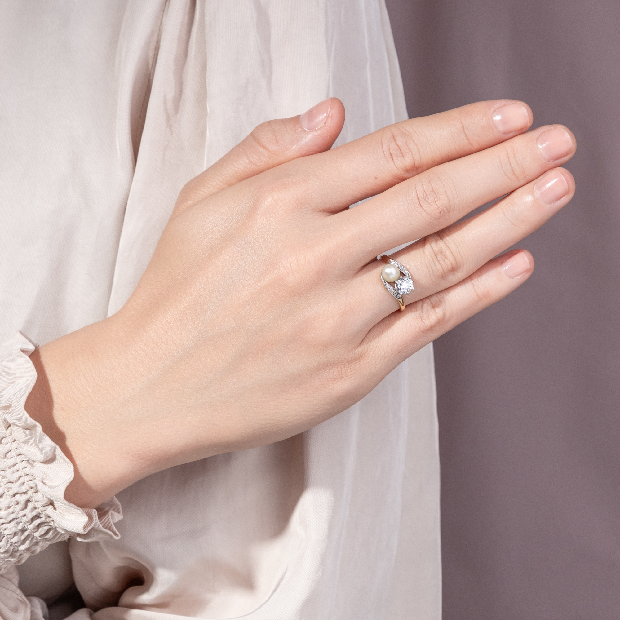 Zarter „Toi-et-Moi“-Ring mit Naturperle & Diamanten, um 1915 Zarter „Toi-et-Moi“-Ring mit Naturperle & Diamanten, um 1915