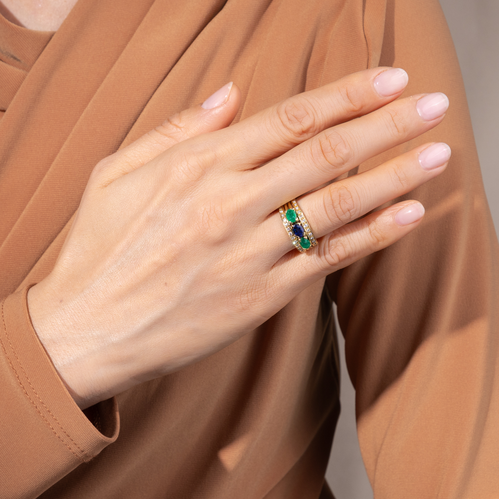 Luxurious Vintage Ring with Emeralds, Sapphire & Diamonds in Gold, c. 1985 Luxurious Vintage Ring with Emeralds, Sapphire & Diamonds in Gold, c. 1985