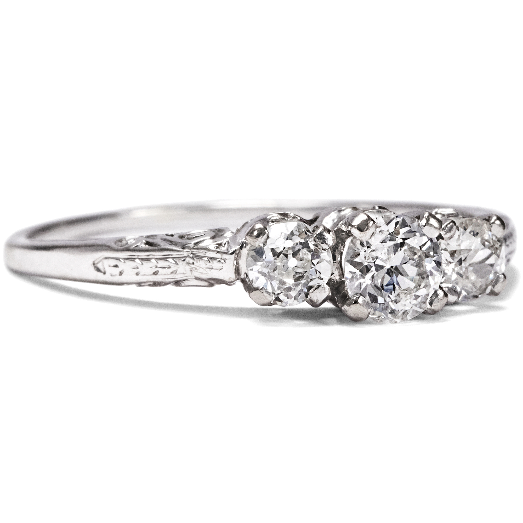 Ring mit drei Diamanten im Altschliff in Weißgold, wohl USA, um 1925 Ring mit drei Diamanten im Altschliff in Weißgold, wohl USA, um 1925