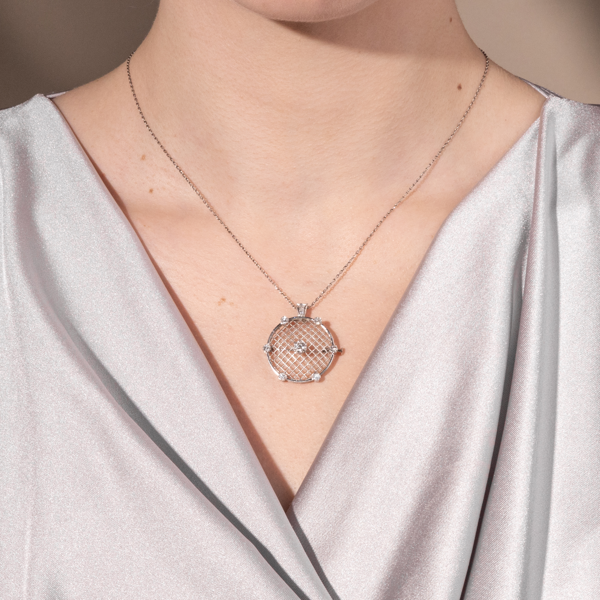 Elegante Anhänger/Brosche mit Diamanten in Weißgold, um 1990 Elegante Anhänger/Brosche mit Diamanten in Weißgold, um 1990
