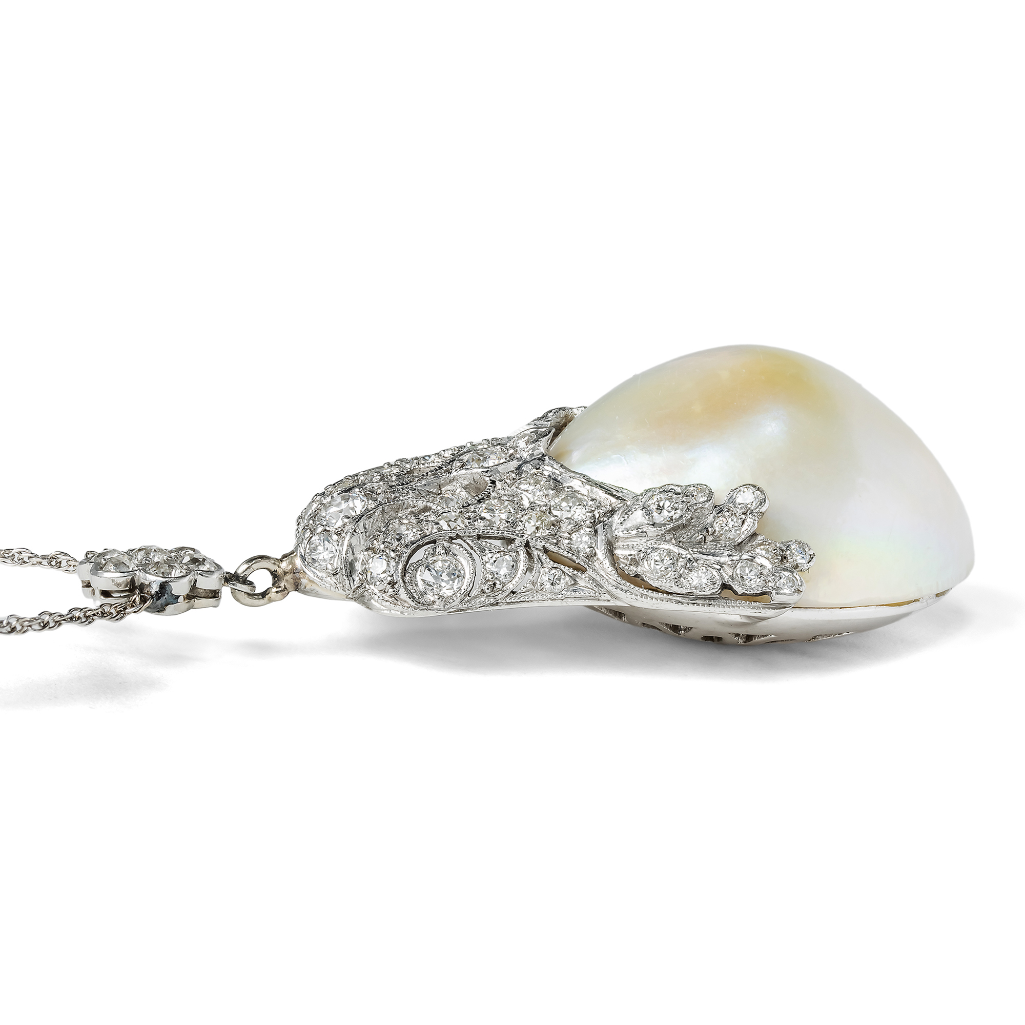 Elegantes Collier mit Mabé-Perle & Diamanten, um 1930 & später Elegantes Collier mit Mabé-Perle & Diamanten, um 1930 & später