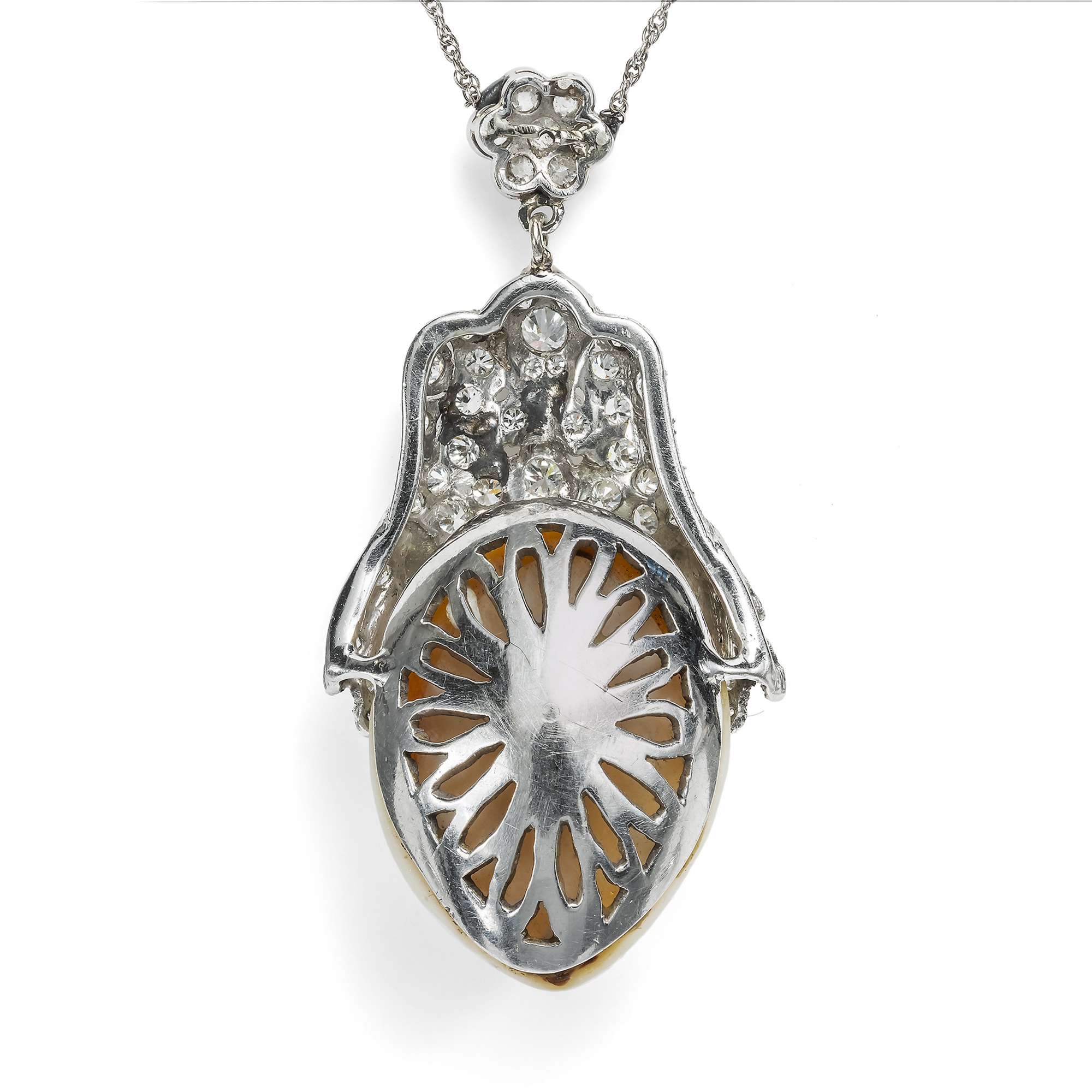 Elegantes Collier mit Mabé-Perle & Diamanten, um 1930 & später Elegantes Collier mit Mabé-Perle & Diamanten, um 1930 & später