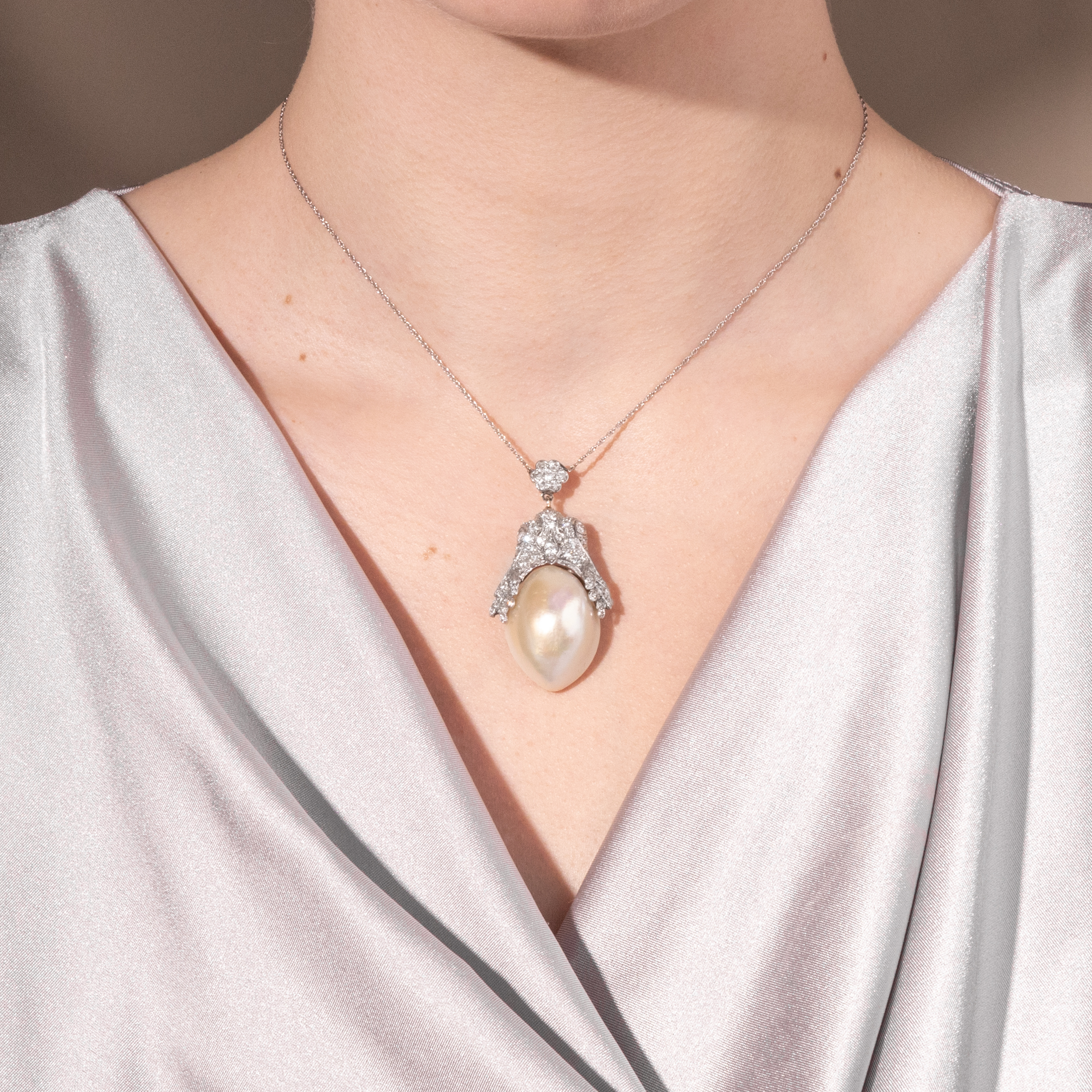 Elegantes Collier mit Mabé-Perle & Diamanten, um 1930 & später Elegantes Collier mit Mabé-Perle & Diamanten, um 1930 & später