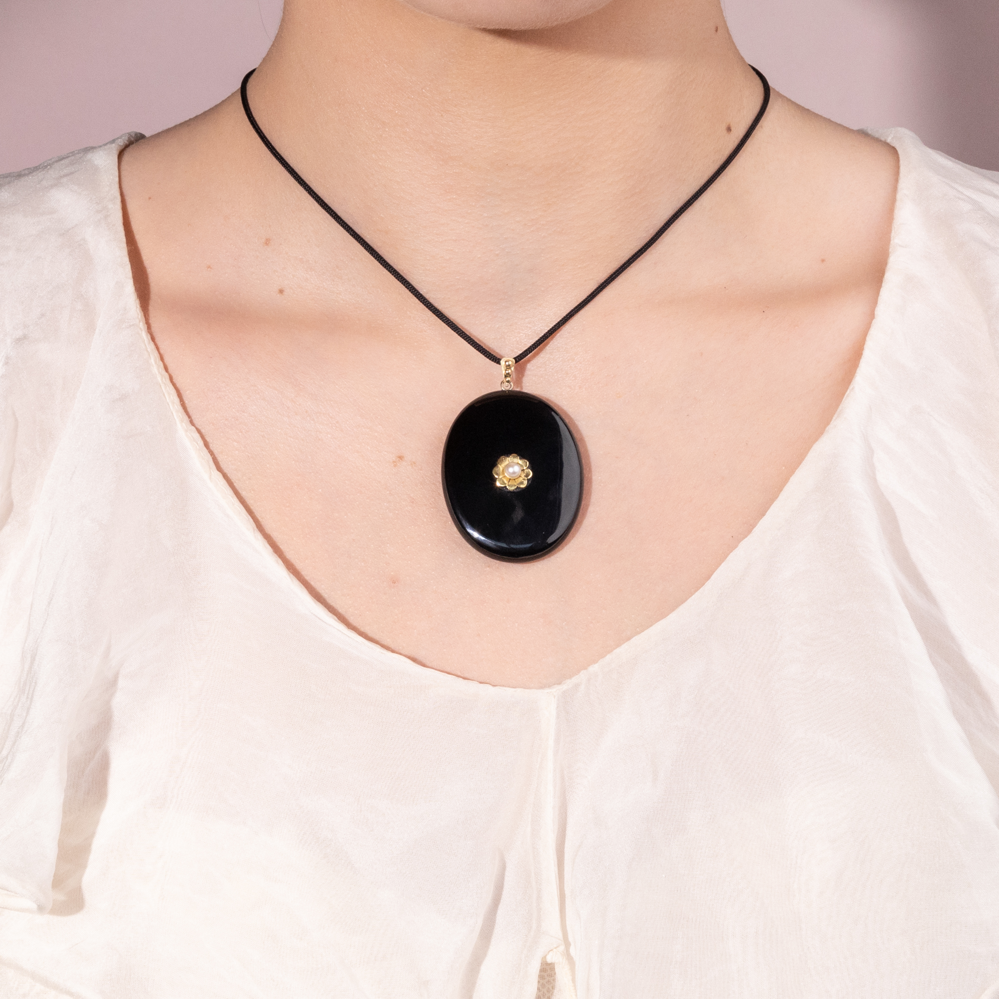 Antiker Anhänger aus Onyx & Perle in Gold, um 1870 Antiker Anhänger aus Onyx & Perle in Gold, um 1870