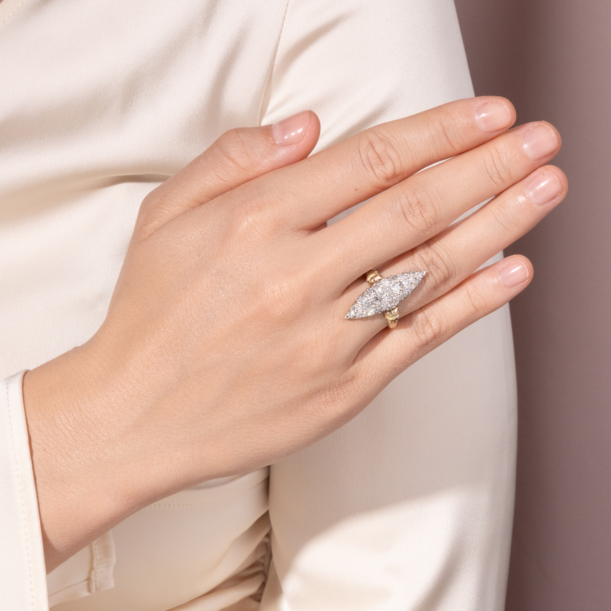 Antiker Schiffchenring mit Diamanten in unterschiedlichen Schliffen, um 1930 Antiker Schiffchenring mit Diamanten in unterschiedlichen Schliffen, um 1930