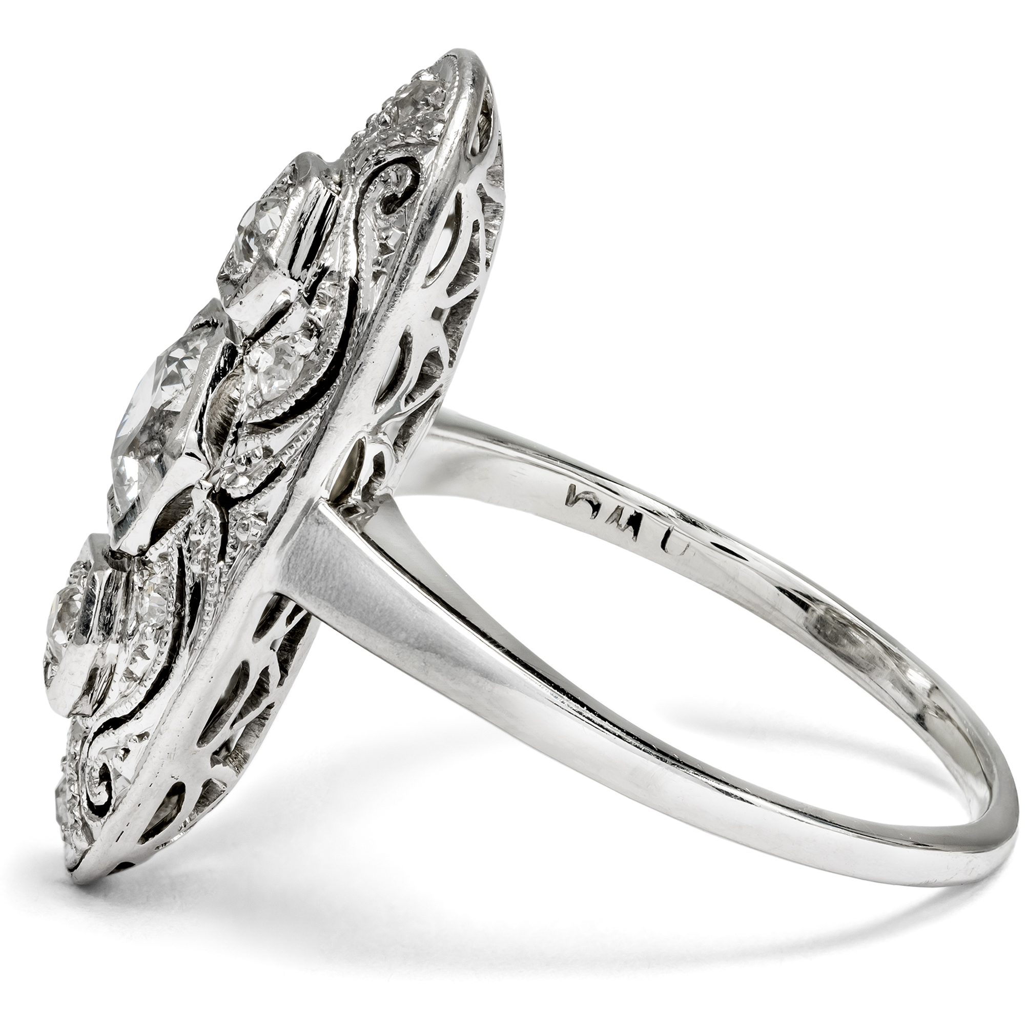 Prachtvoller Art Déco Ring mit Diamanten in Weißgold & Platin, um 1930 Prachtvoller Art Déco Ring mit Diamanten in Weißgold & Platin, um 1930