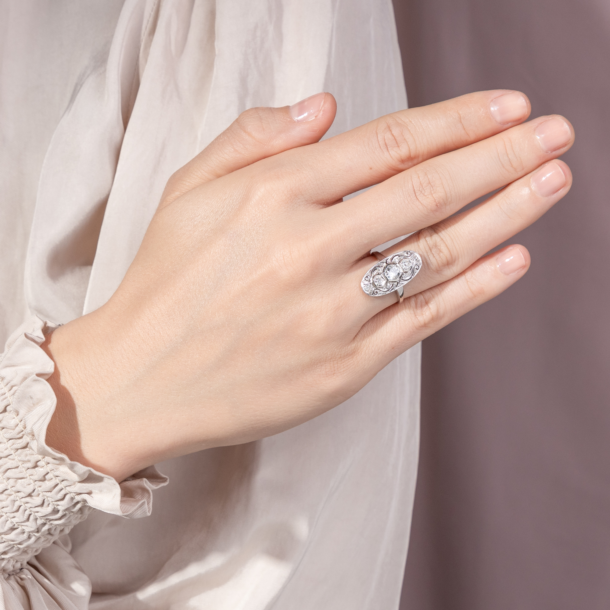 Prachtvoller Art Déco Ring mit Diamanten in Weißgold & Platin, um 1930 Prachtvoller Art Déco Ring mit Diamanten in Weißgold & Platin, um 1930