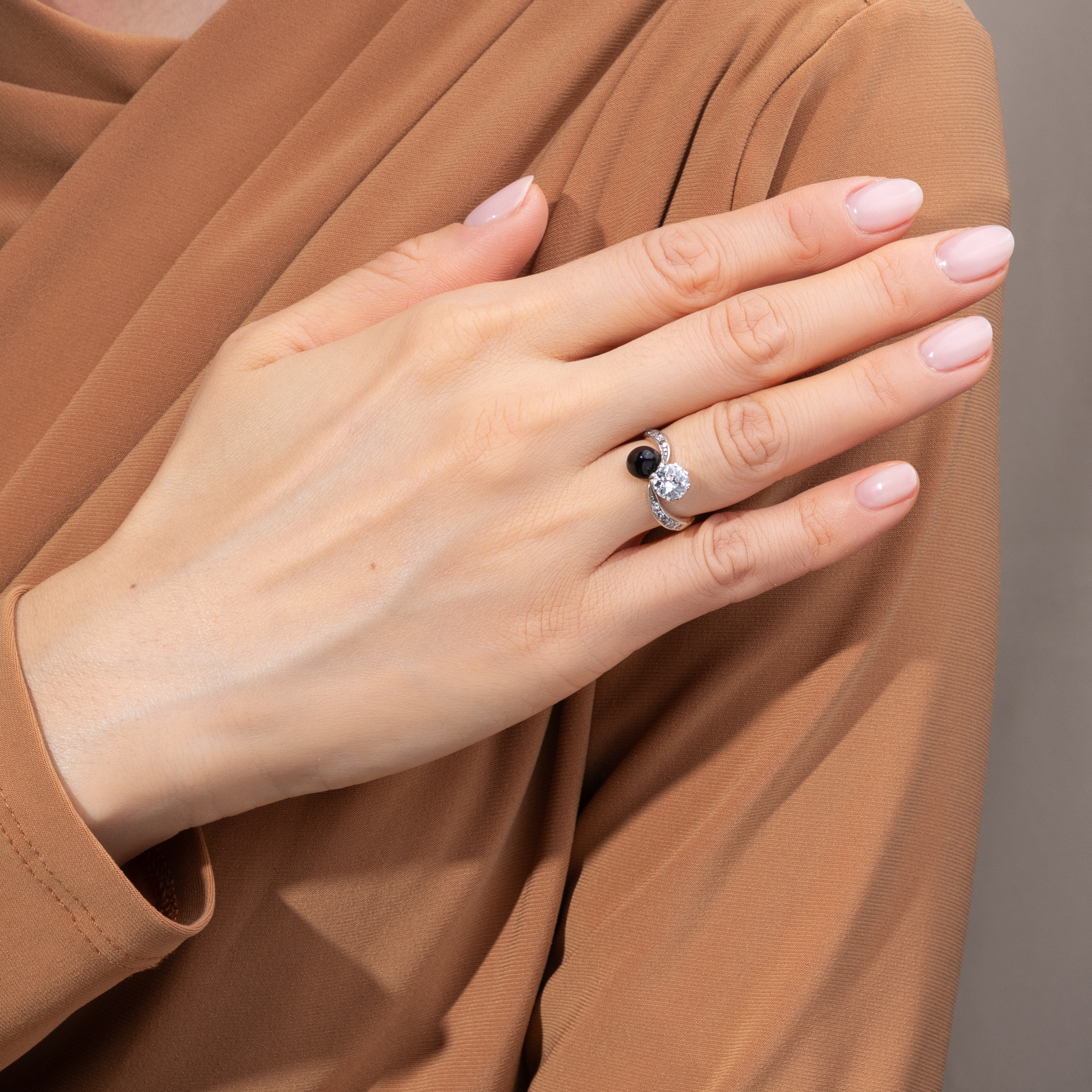 Ungewöhnlicher „Crossover“-Ring mit Diamanten & Onyx, um 1905 Ungewöhnlicher „Crossover“-Ring mit Diamanten & Onyx, um 1905