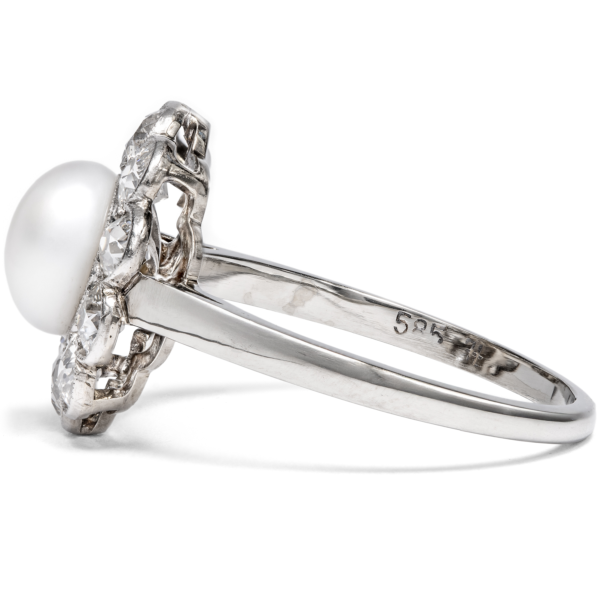 Antiker Daisy-Ring mit Altschliff-Diamanten und Naturperle, um 1925 Antiker Daisy-Ring mit Altschliff-Diamanten und Naturperle, um 1925