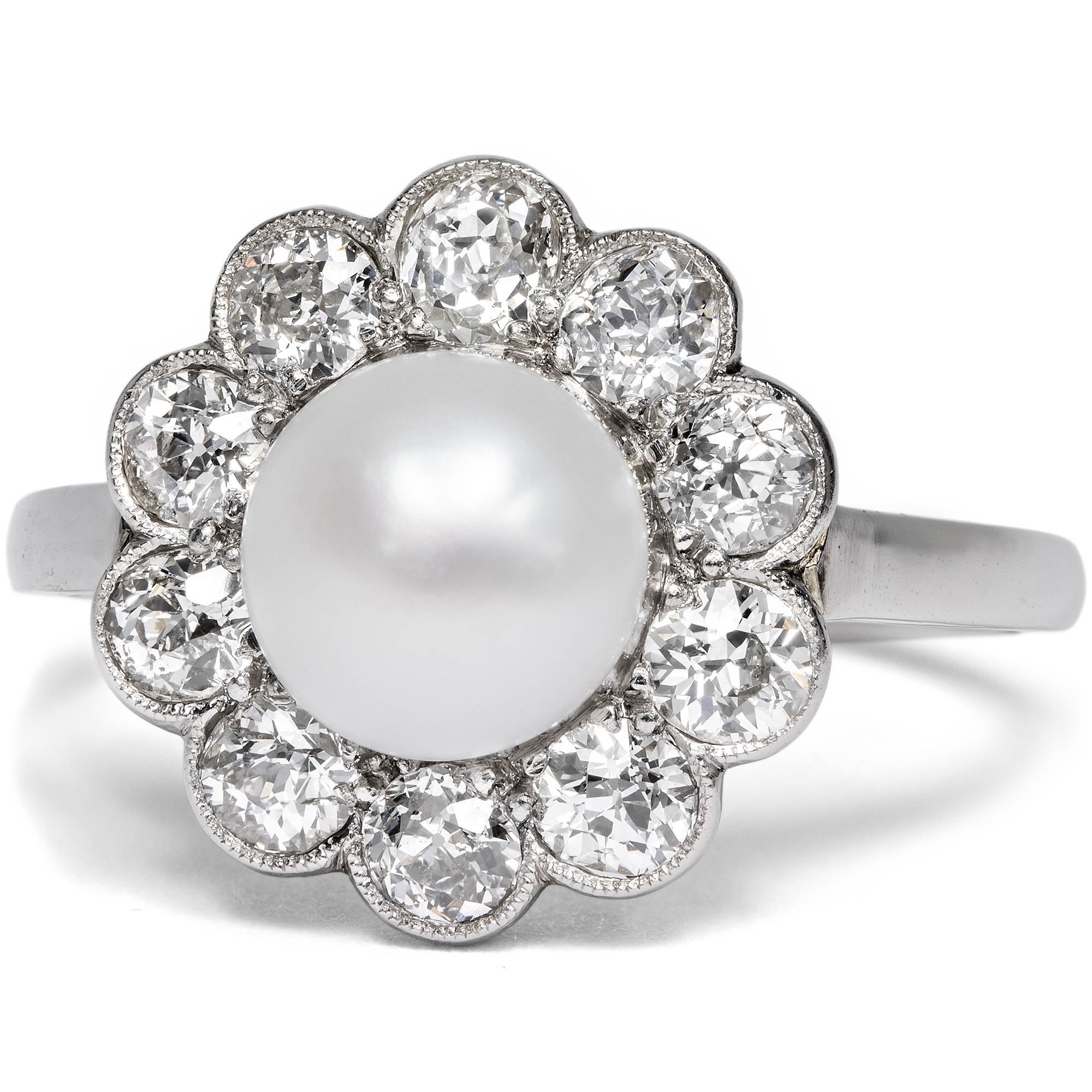 Antiker Daisy-Ring mit Altschliff-Diamanten und Naturperle, um 1925 Antiker Daisy-Ring mit Altschliff-Diamanten und Naturperle, um 1925
