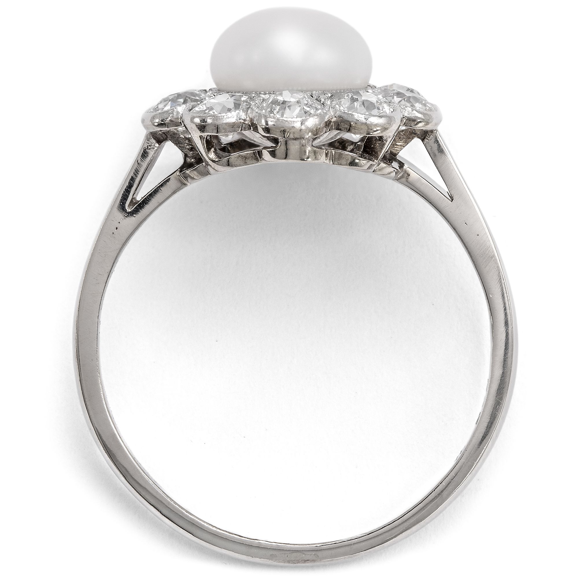 Antiker Daisy-Ring mit Altschliff-Diamanten und Naturperle, um 1925 Antiker Daisy-Ring mit Altschliff-Diamanten und Naturperle, um 1925