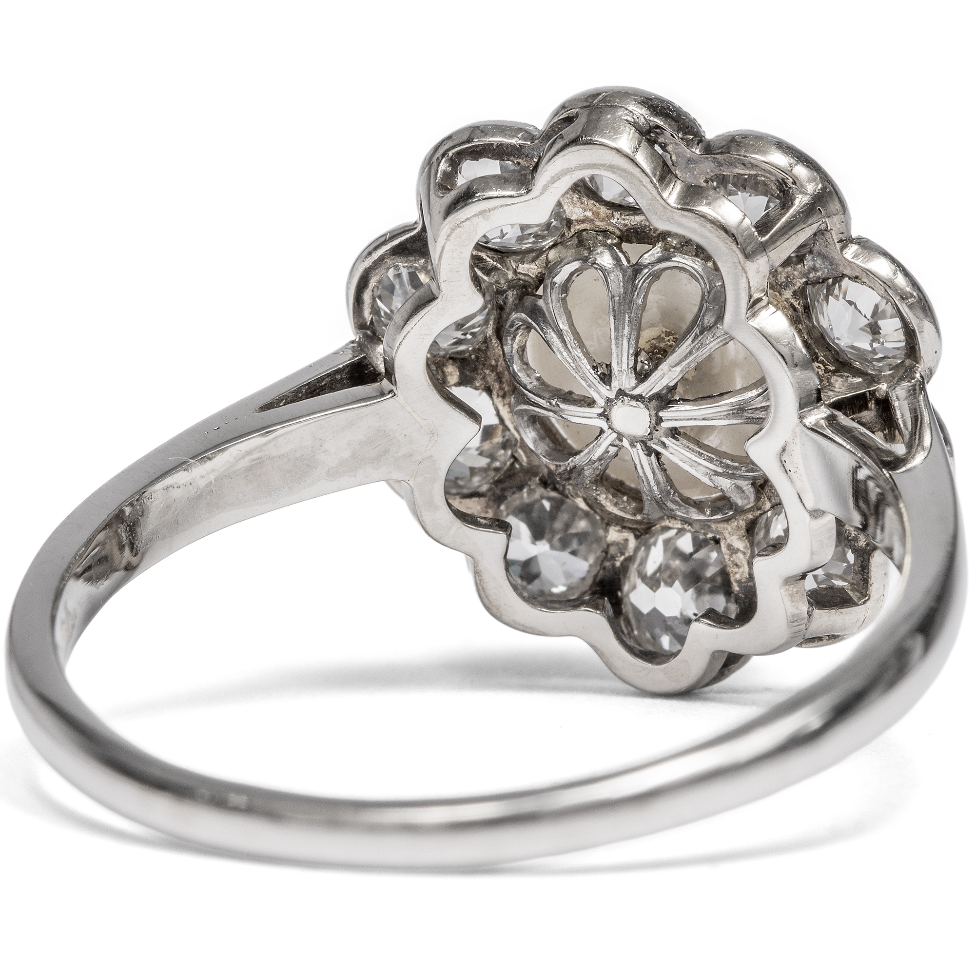 Antiker Daisy-Ring mit Altschliff-Diamanten und Naturperle, um 1925 Antiker Daisy-Ring mit Altschliff-Diamanten und Naturperle, um 1925
