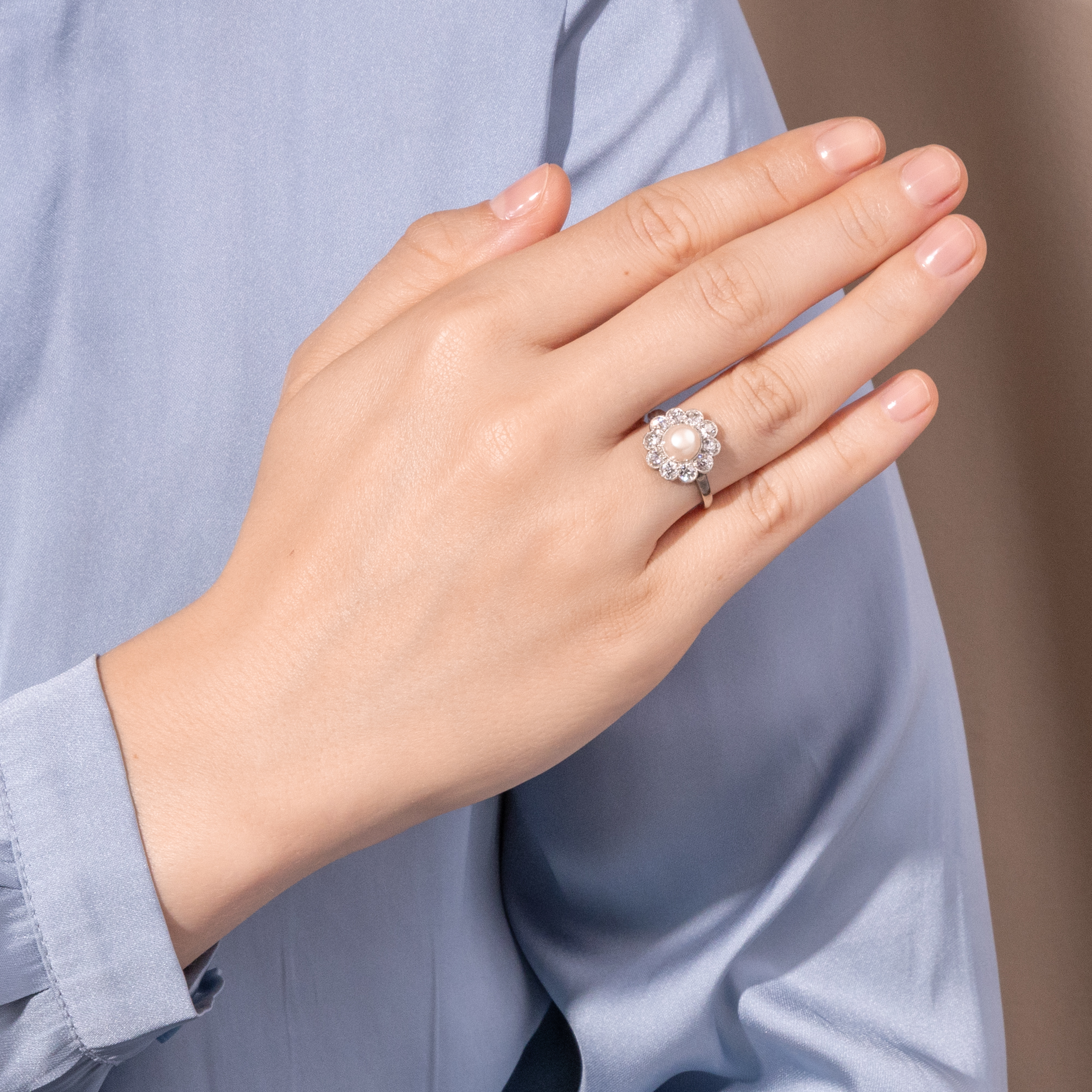 Antiker Daisy-Ring mit Altschliff-Diamanten und Naturperle, um 1925 Antiker Daisy-Ring mit Altschliff-Diamanten und Naturperle, um 1925