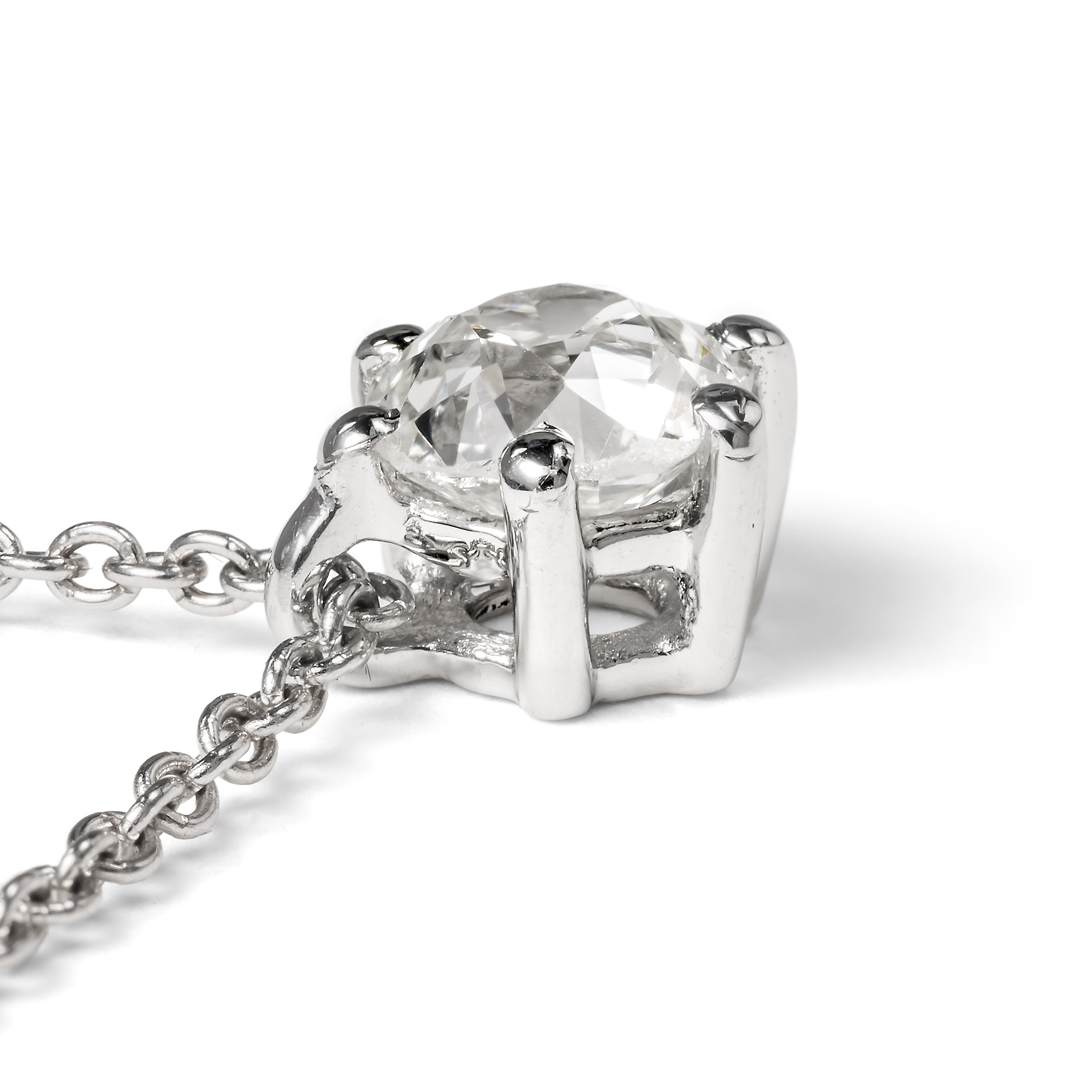 Anhänger mit funkelndem 0,46 ct Diamant im Altschliff in Platin aus unserer Werkstatt Anhänger mit funkelndem 0,46 ct Diamant im Altschliff in Platin aus unserer Werkstatt