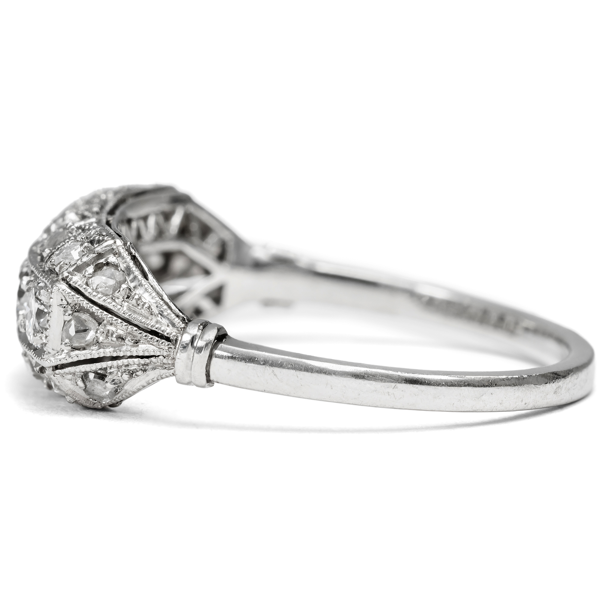 Fine Art Déco Ring with Diamonds in Platinum, c. 1930 Fine Art Déco Ring with Diamonds in Platinum, c. 1930