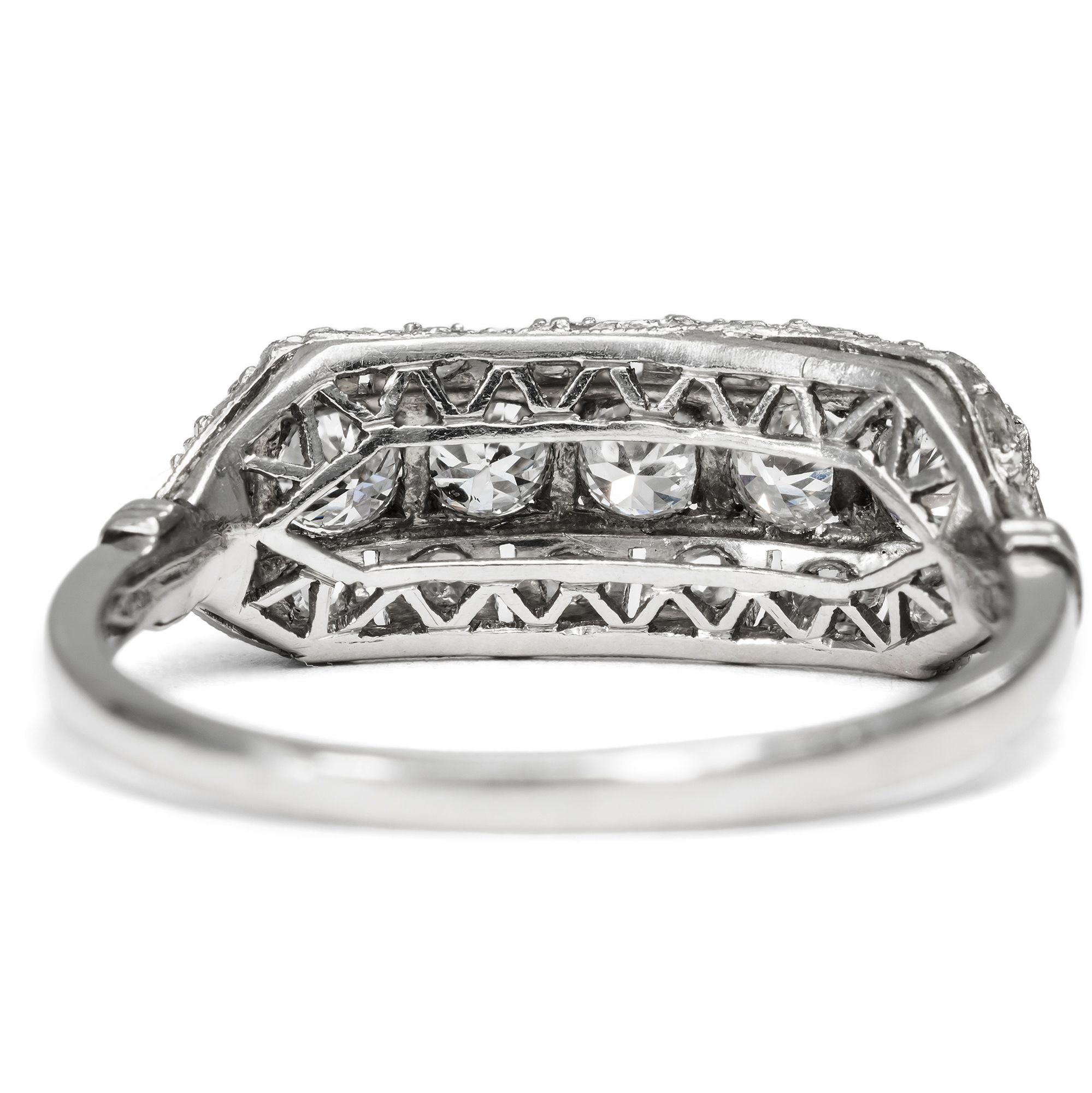 Fine Art Déco Ring with Diamonds in Platinum, c. 1930 Fine Art Déco Ring with Diamonds in Platinum, c. 1930