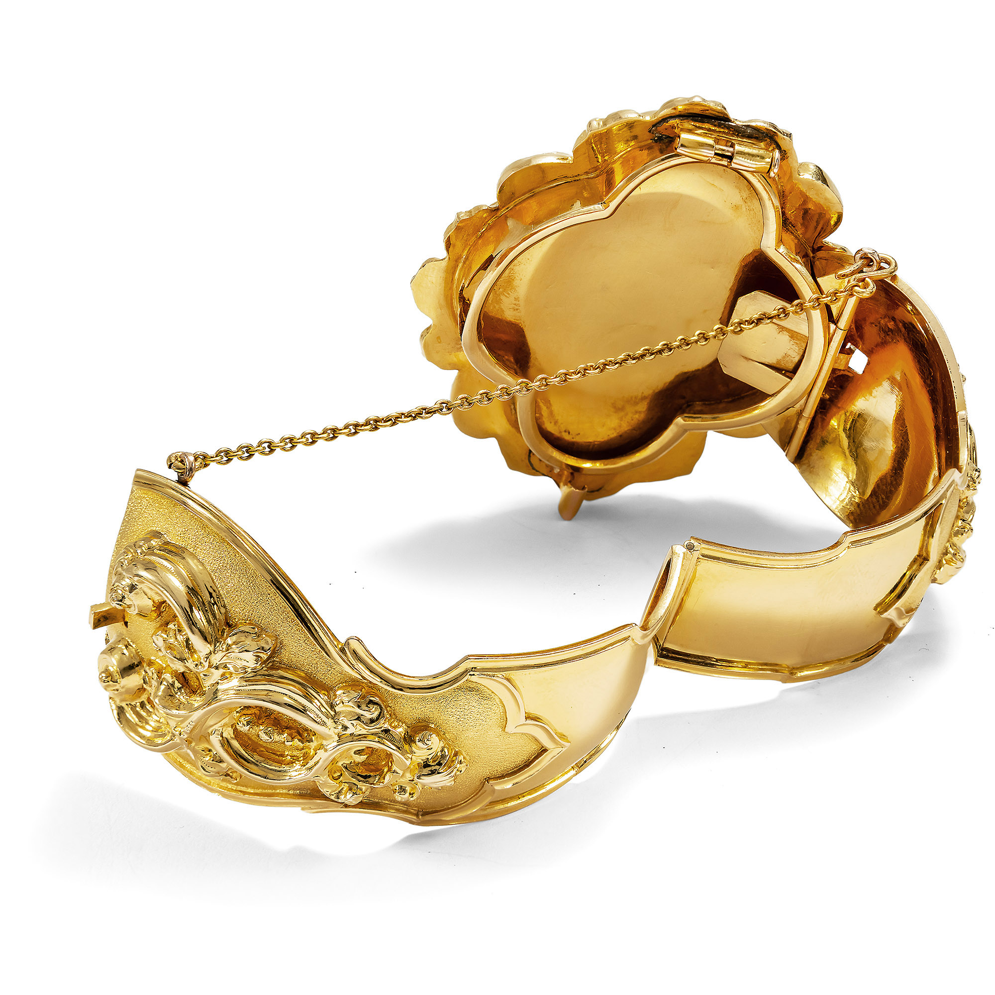 Prachtvoller Armreif mit großem Granat in Gold, zu Anhänger & Brosche konvertierbar, um 1840 Prachtvoller Armreif mit großem Granat in Gold, zu Anhänger & Brosche konvertierbar, um 1840