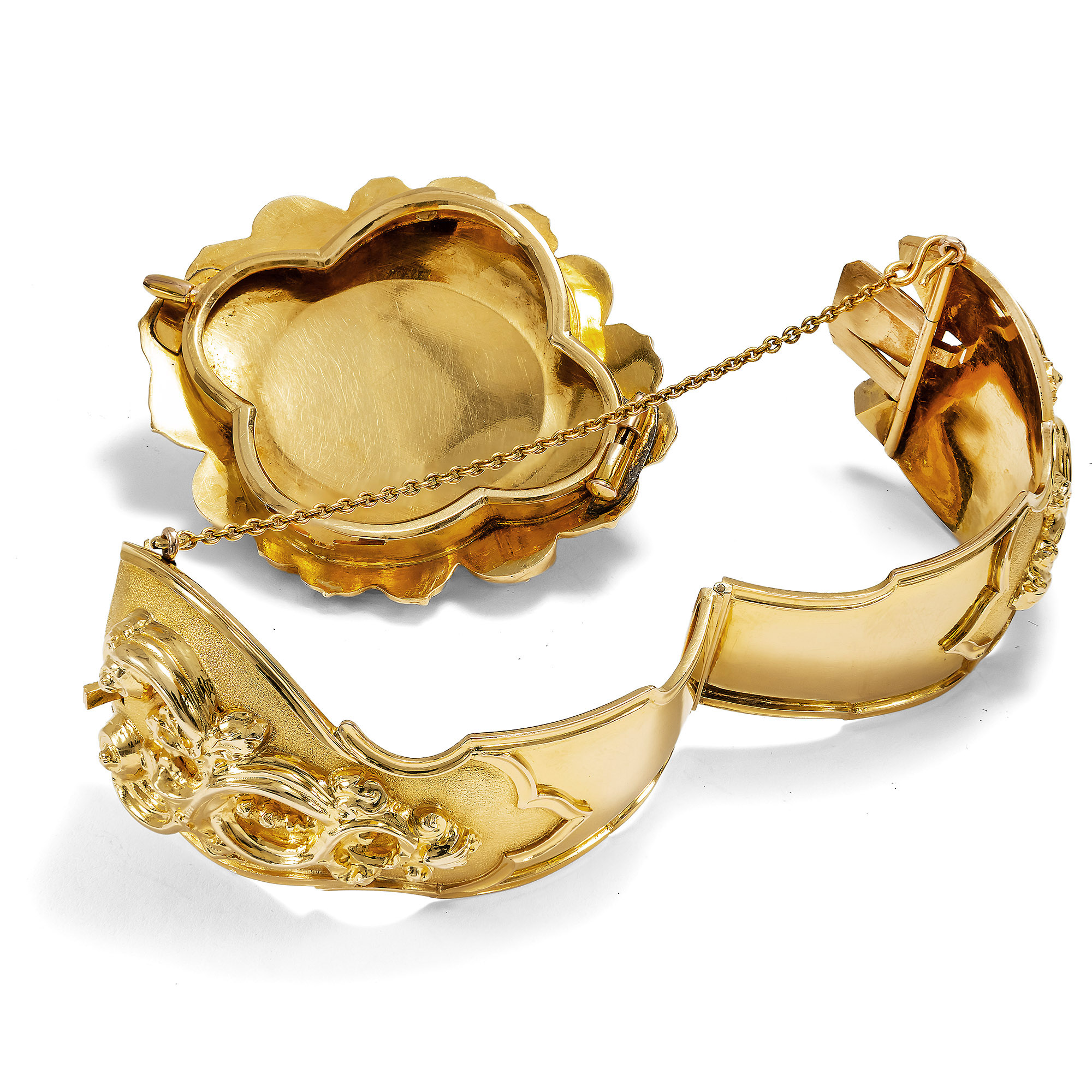 Prachtvoller Armreif mit großem Granat in Gold, zu Anhänger & Brosche konvertierbar, um 1840 Prachtvoller Armreif mit großem Granat in Gold, zu Anhänger & Brosche konvertierbar, um 1840